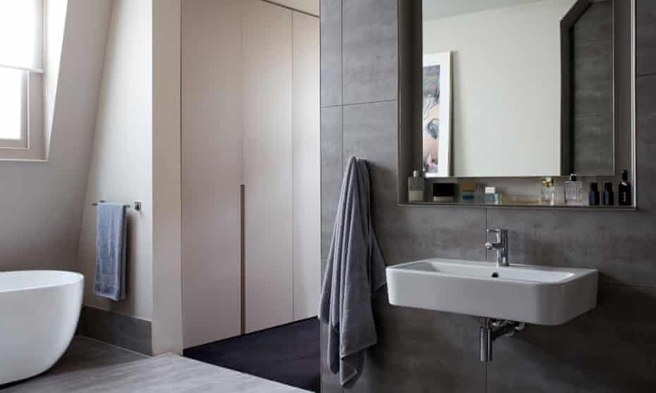 Grautöne: Das moderne Badezimmer steht im Kontrast zu allen antiken und klassischen Details des Gebäudes.
