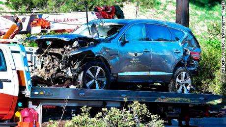 Ein Abschleppwagen holt Tiger Woods zurück & # 39;  Fahrzeug in Rancho Palos Verdes, Kalifornien, am 23. Februar nach einem Überschlagsunfall. 