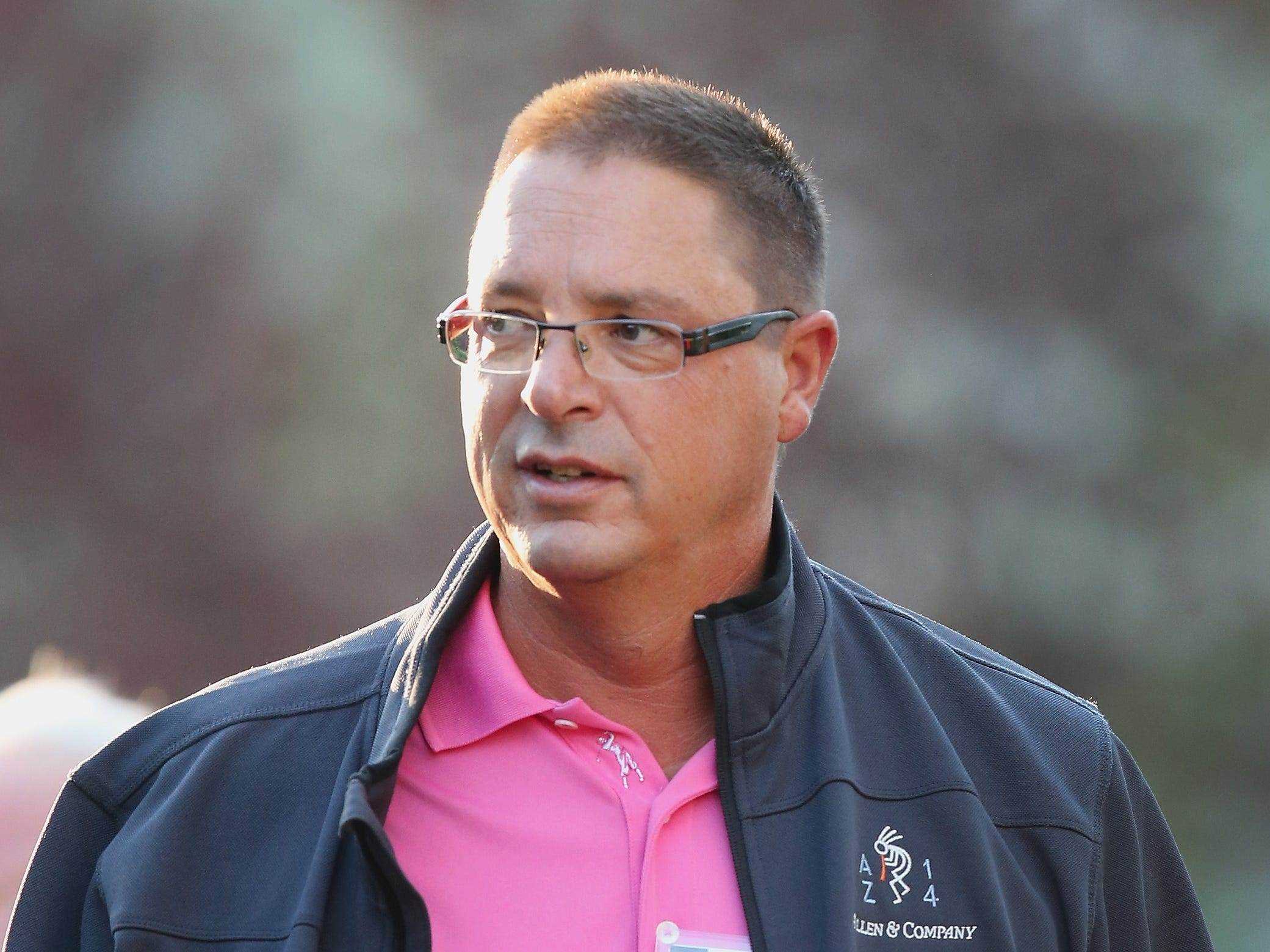 Michael Larson trägt ein pinkfarbenes Polo und eine Jacke