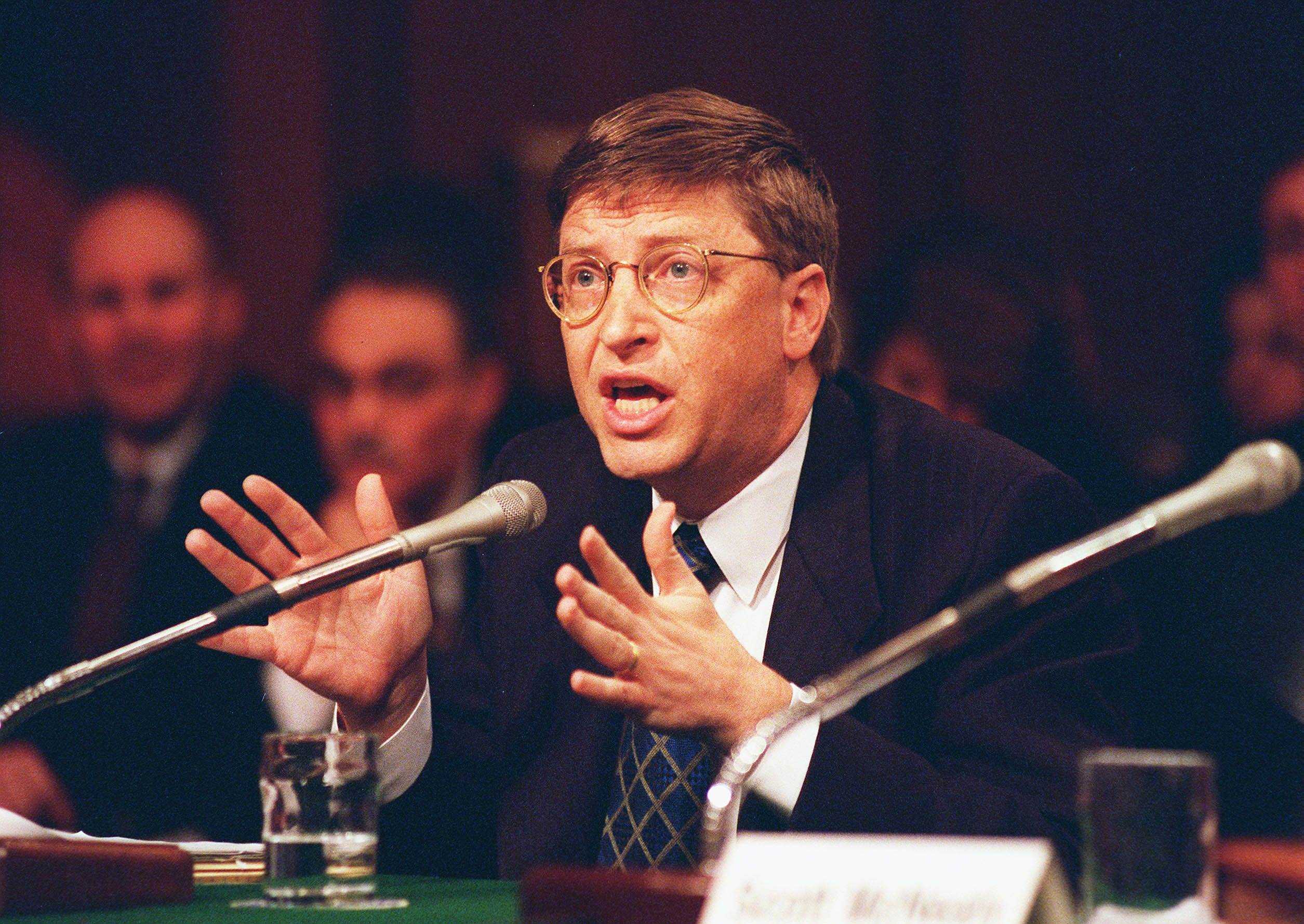 Bill Gates sagt während einer Anhörung des Justizausschusses des Senats zur Marktmacht in der Softwareindustrie am 3. März 1998 aus.