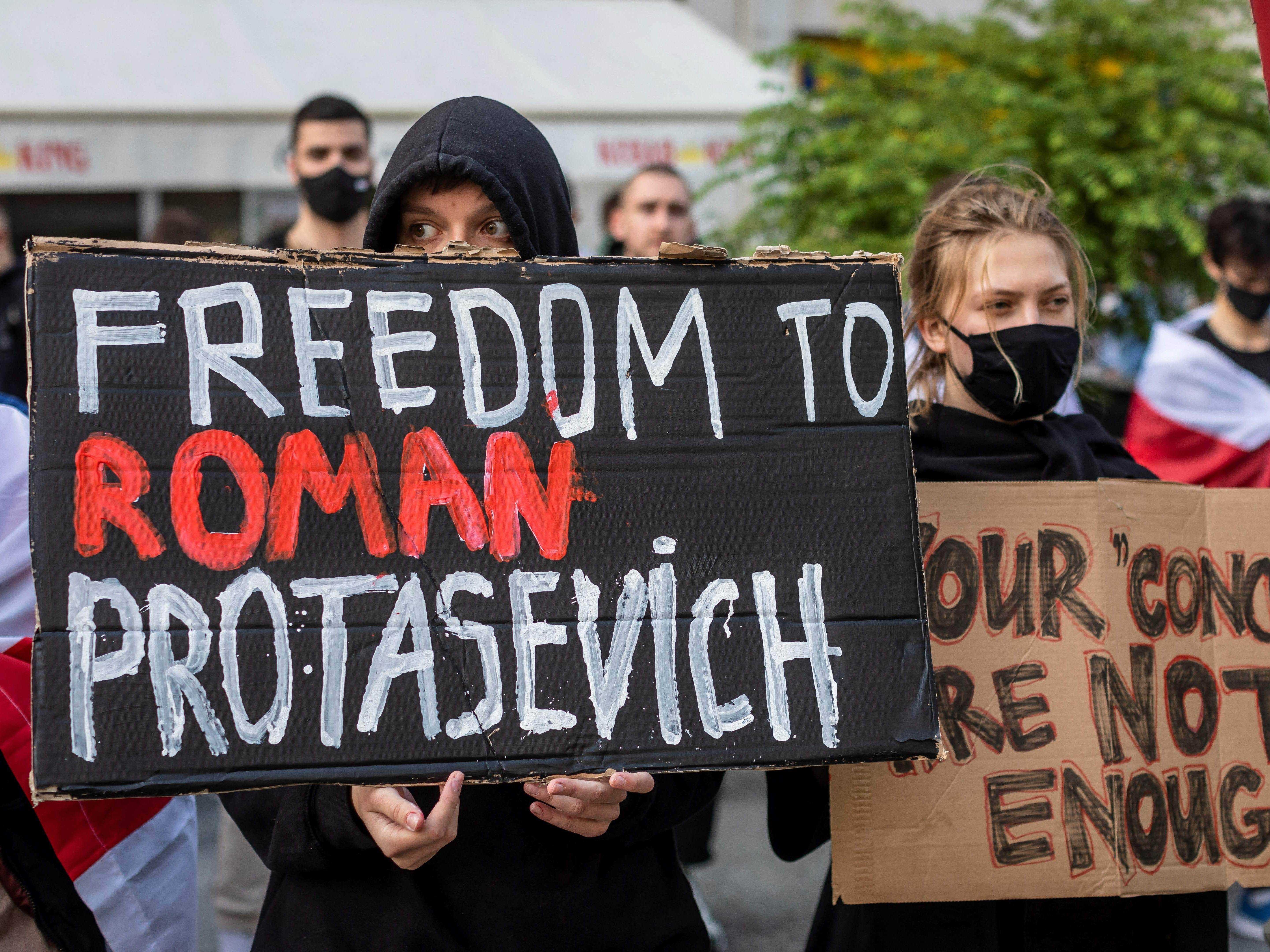 Protestierende in Polen fordern die Freilassung des belarussischen Dissidenten Roman Protasevich.