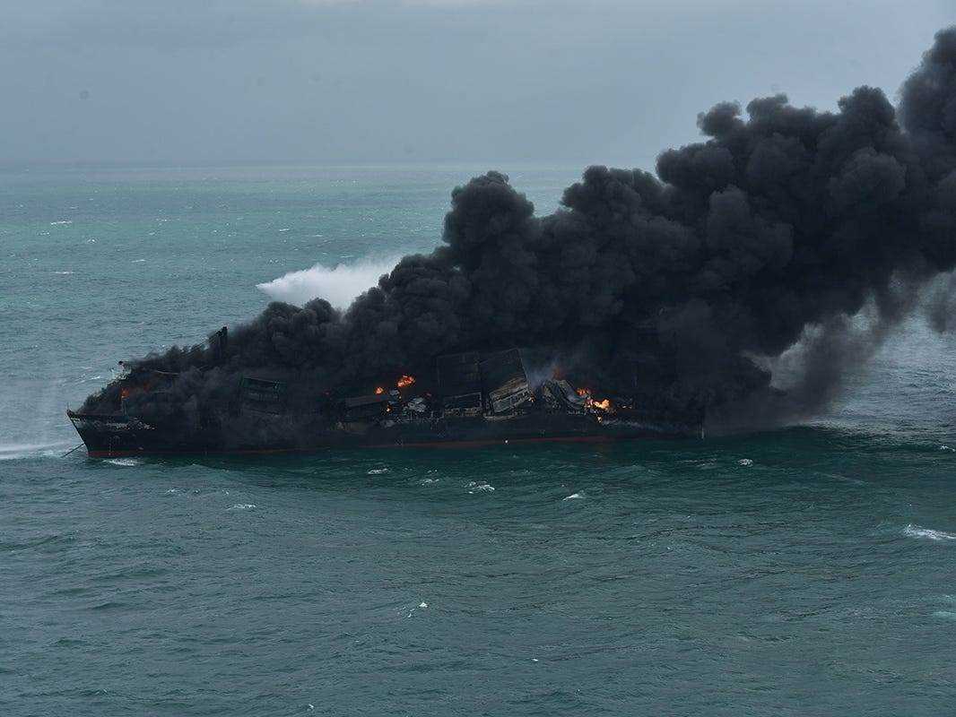 Rauch steigt aus einem Feuer an Bord des Containers MV X-Press Pearl in den Meeren vor dem Hafen von Colombo in Sri Lanka am 26. Mai 2021 auf.
