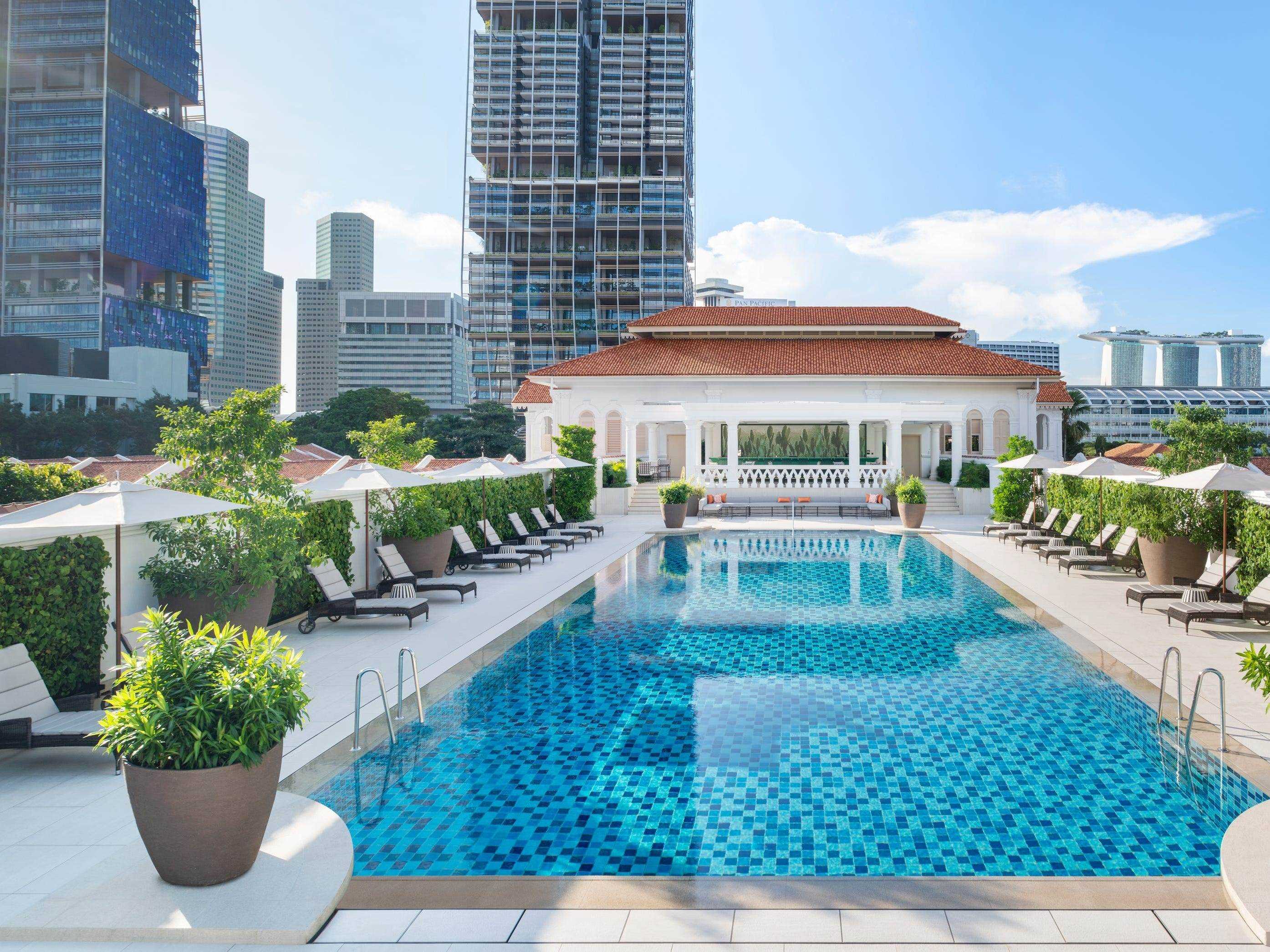 Der Außenpool im Raffles Hotel, Singapur