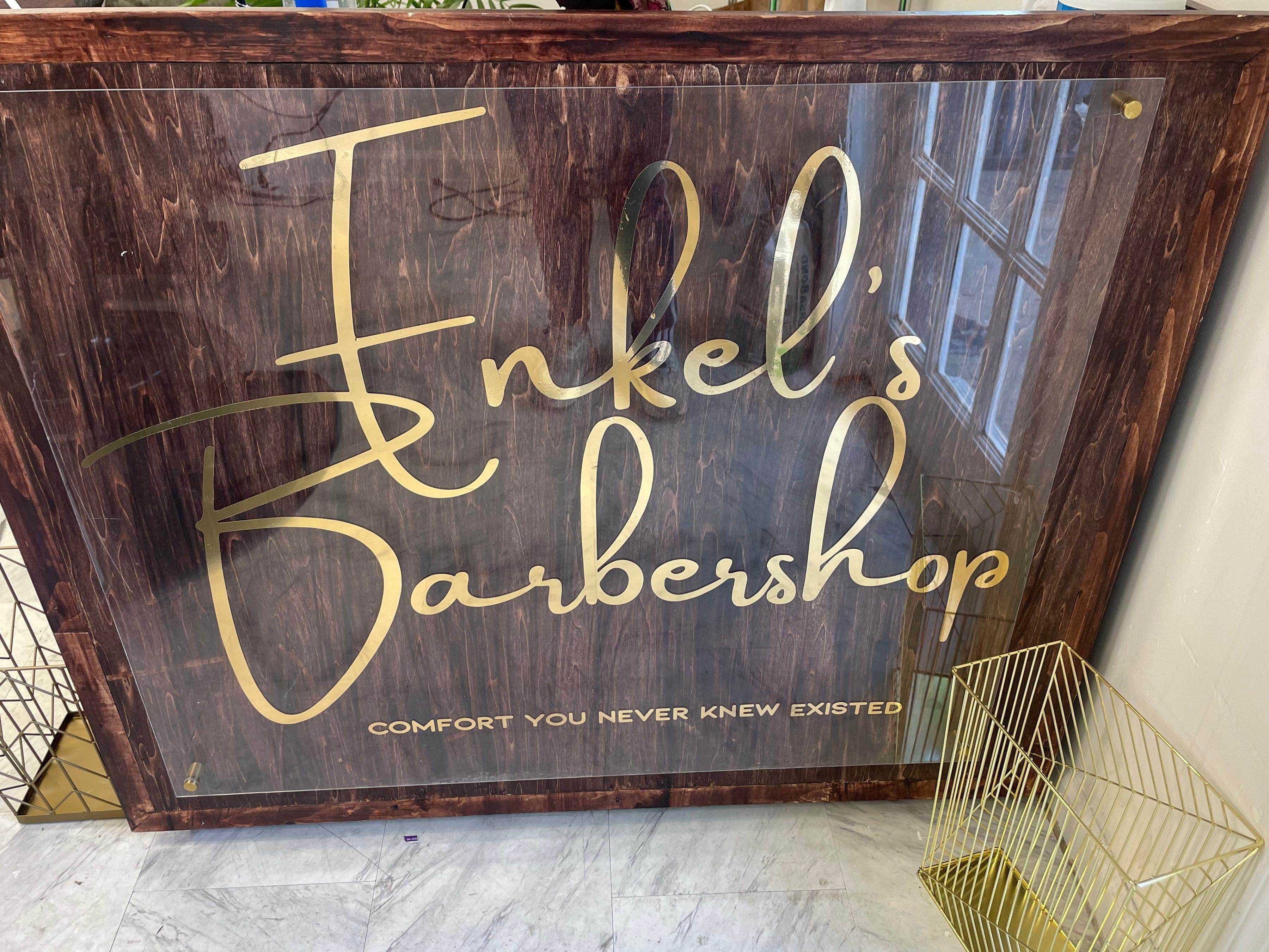 Eine Theke bei Enkel's Barbershop in Brooklyn zeigt das Logo des Shops.