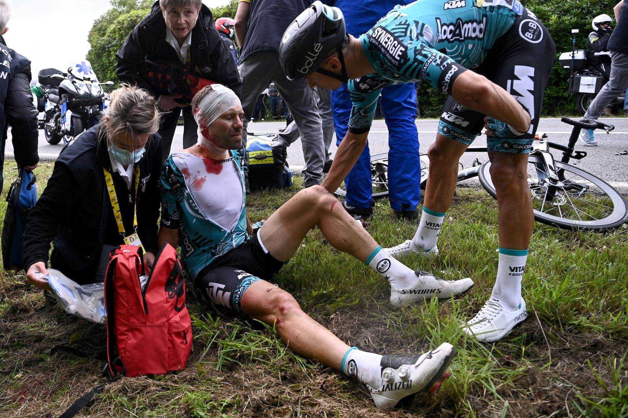Cyril Lemoine aus Frankreich vom Team B&B KTM wird nach einem Sturz während der ersten Etappe der 108. Ausgabe der Tour von medizinischem Personal unterstützt.