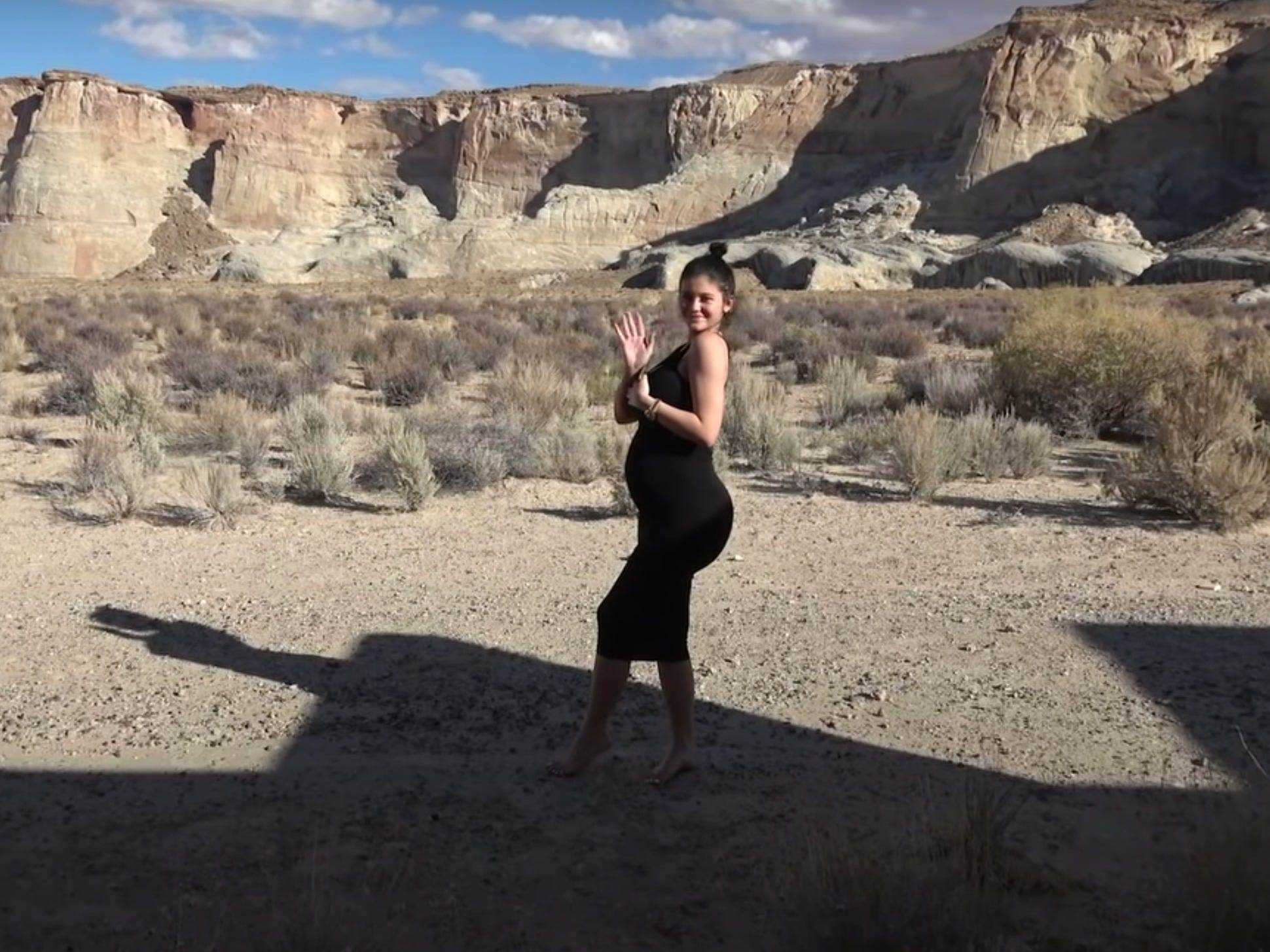 Kylie Jenner Schwangerschaftsankündigungsvideo, winkt mit Babybauch in die Kamera