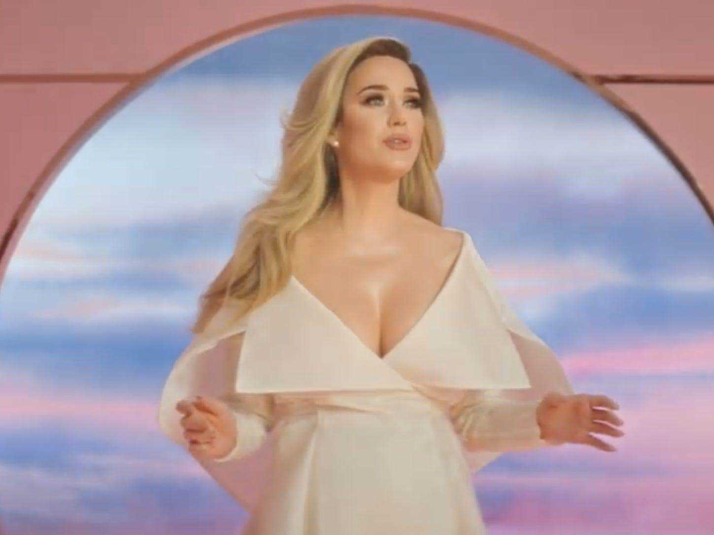 Katy Perry weißes Kleid schwanger nie getragen weiß