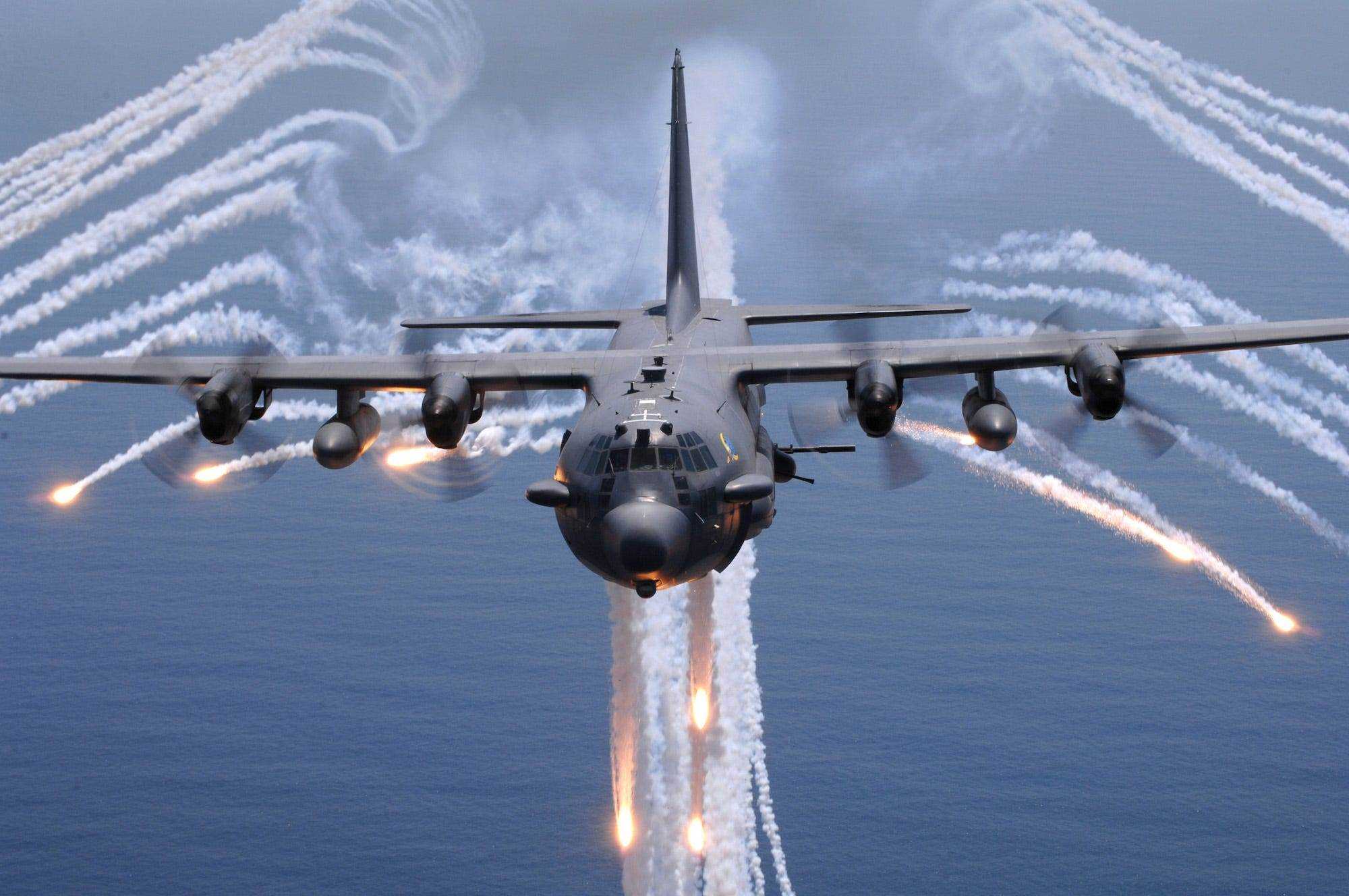 US Air Force AC-130H Spectre Kanonenboot wirft Fackeln ab