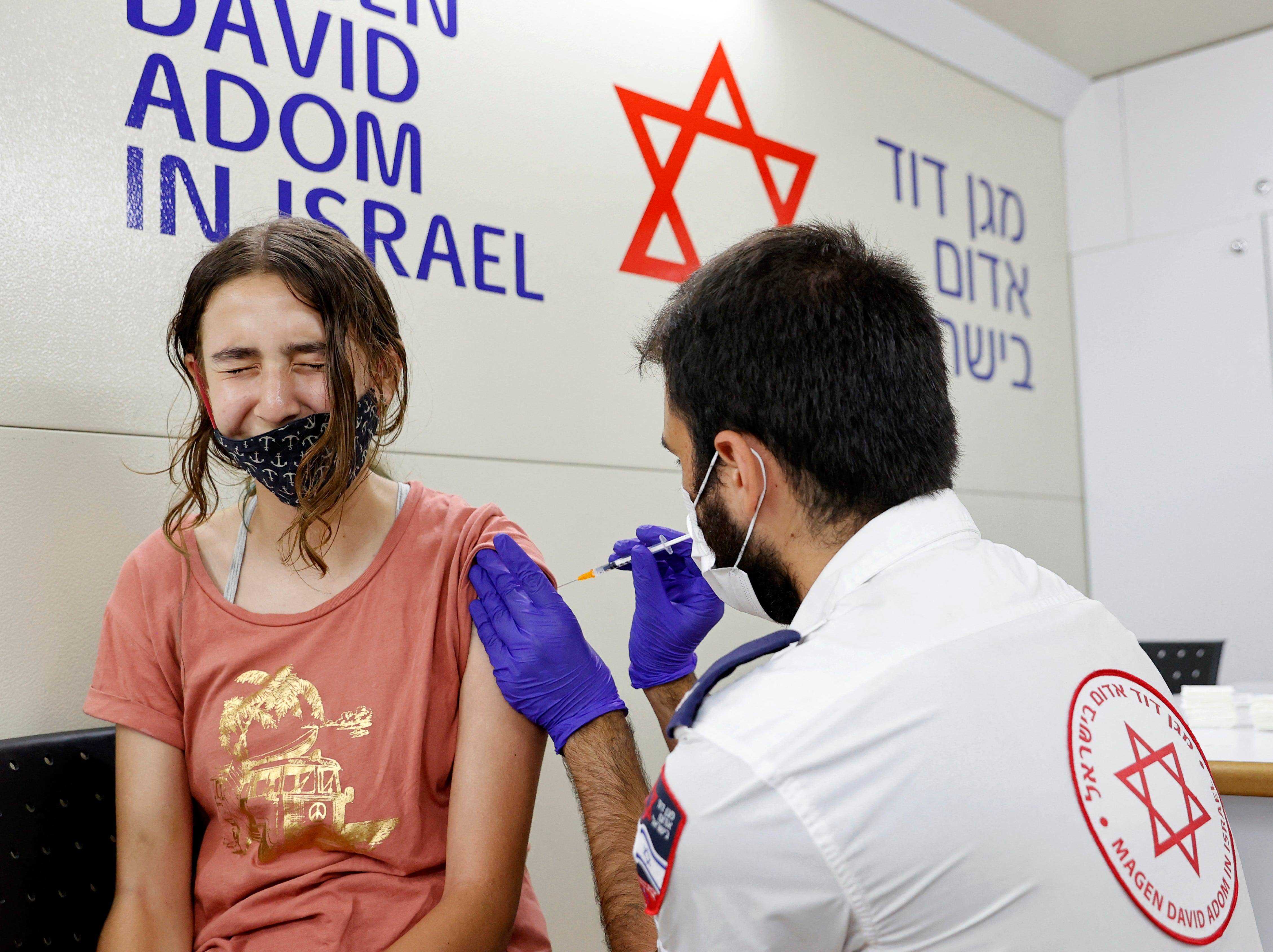 Jugendlicher in Israel erhält Impfstoffspritze