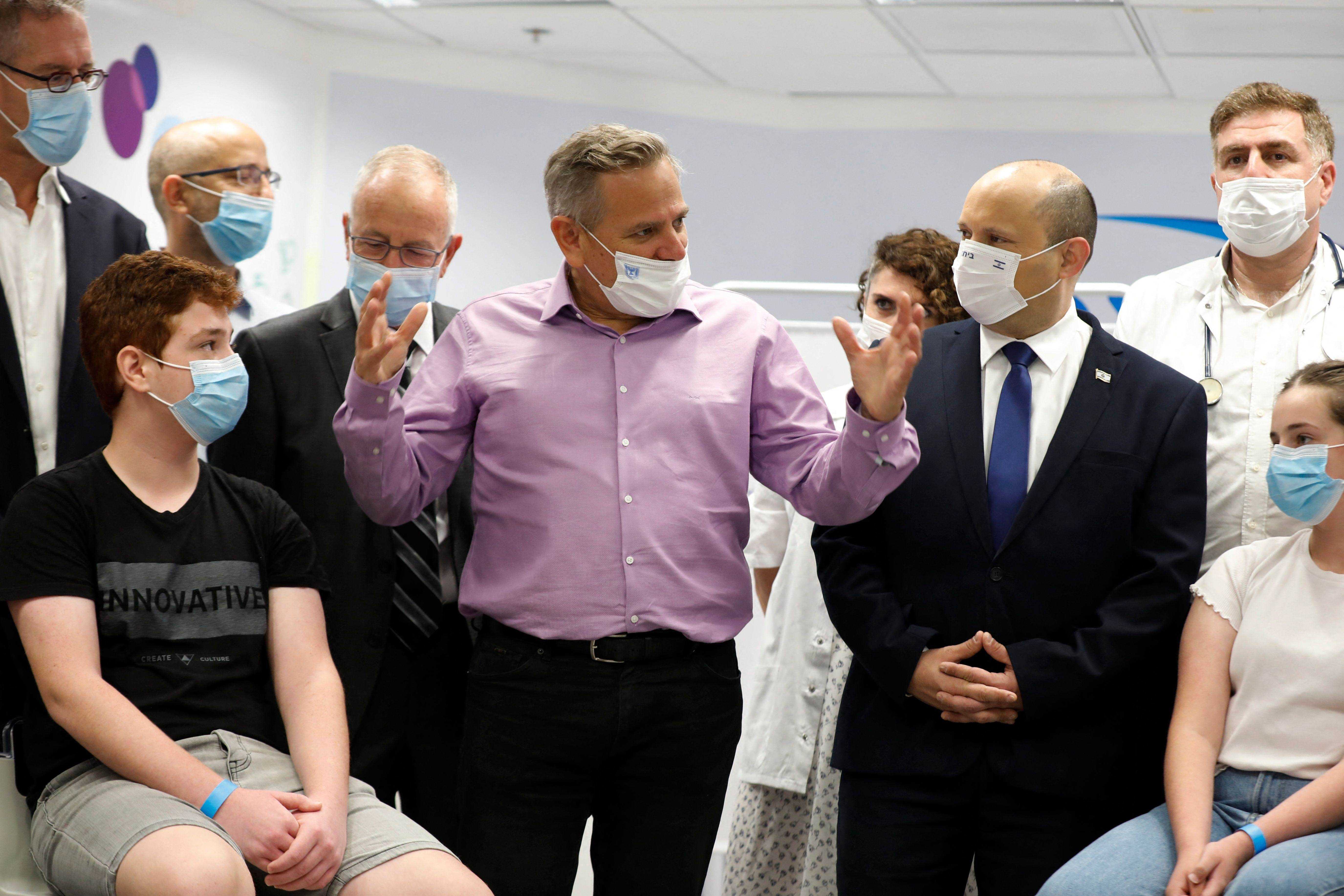 Der israelische Premierminister Naftali Bennett und der Gesundheitsminister Nitzan Horowitz stehen mit Masken in einem Krankenhaus außerhalb von Tel Aviv