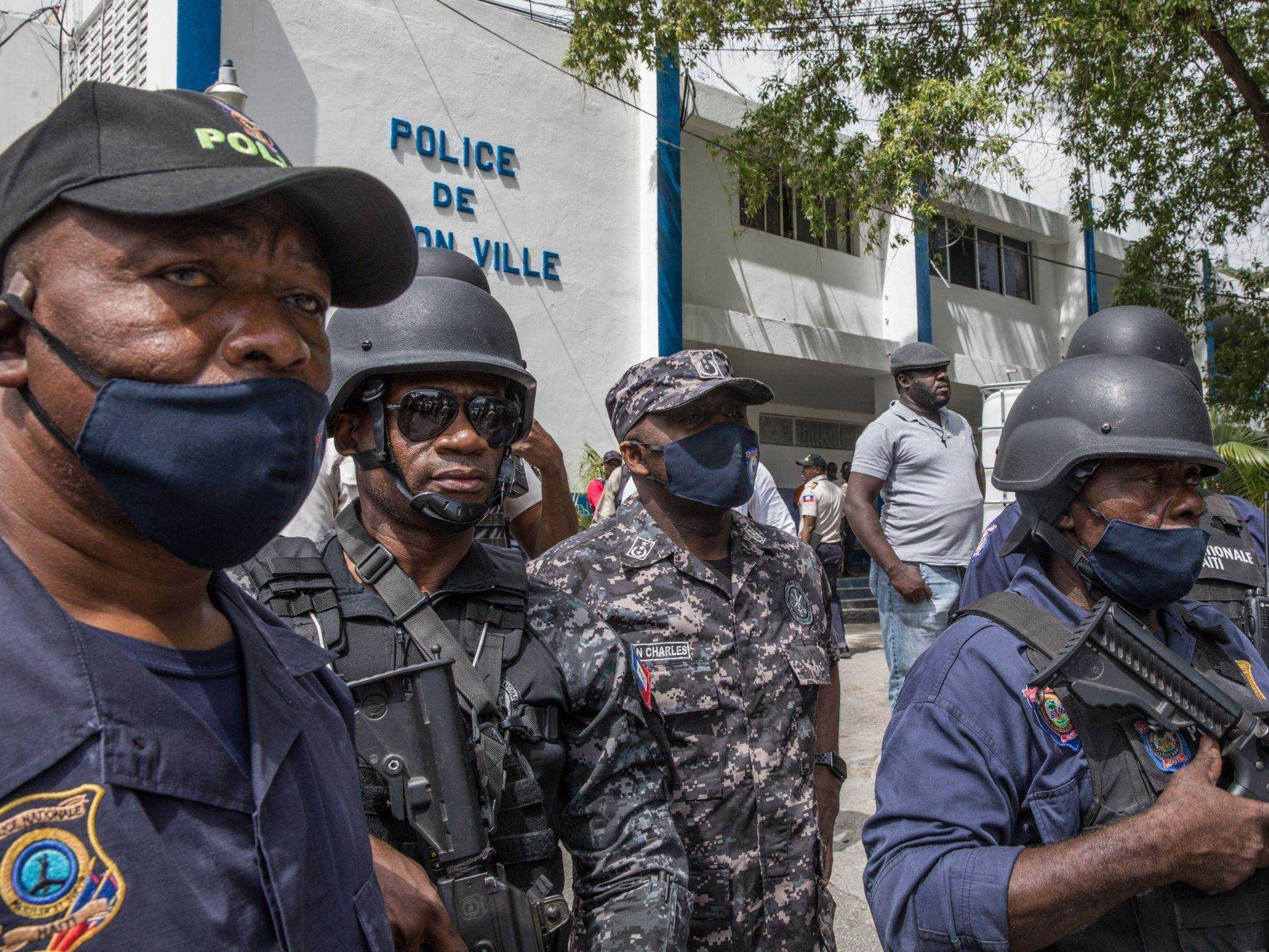 Leon Charles, Leiter der Polizei Nationale von Haiti (C), schaut zu, wie die Menge die Polizeistation Petionville umgibt.