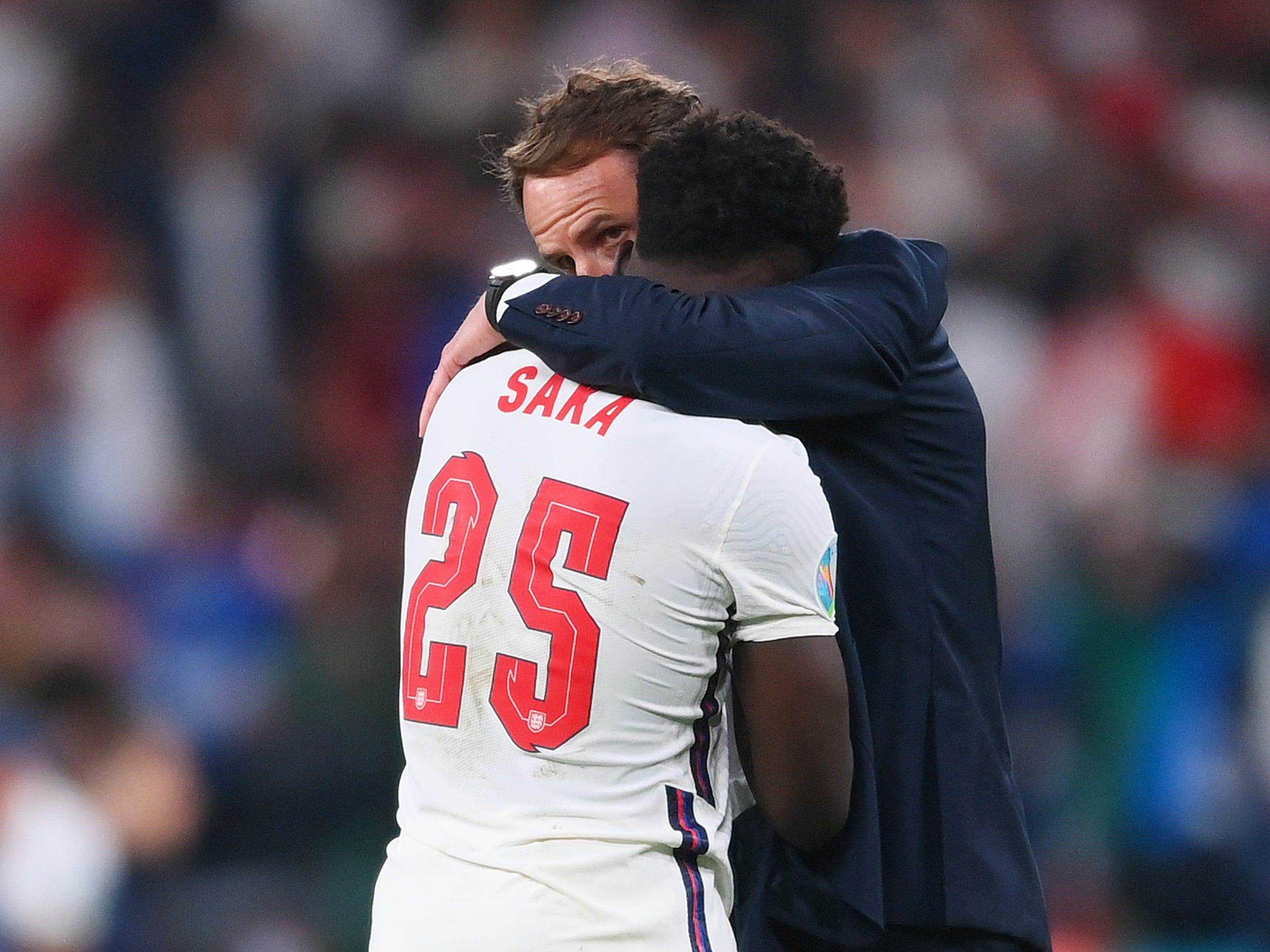Gareth Southgate tröstet Bukayo Saka, nachdem England im Finale der Euro 2020 besiegt wurde