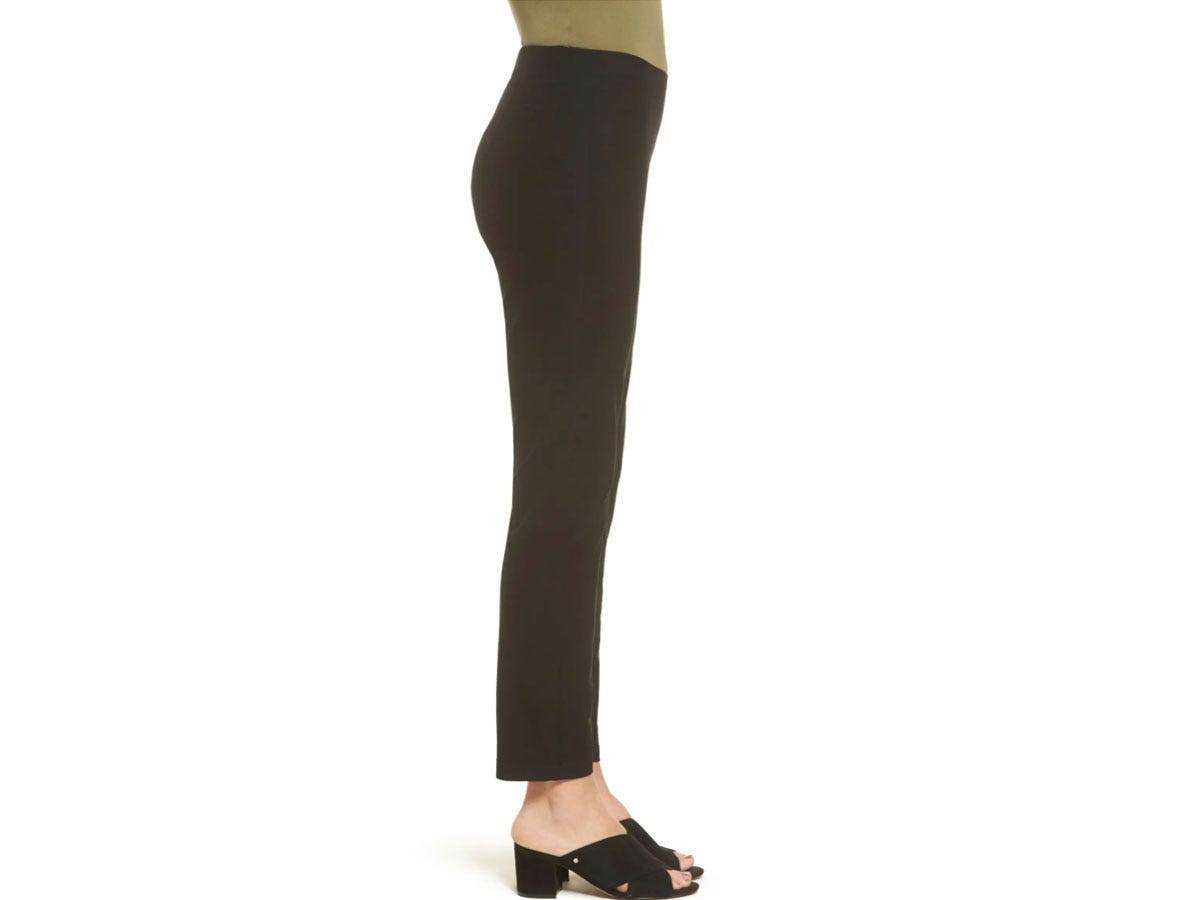 Seitenansicht eines Models von der Taille nach unten, das die Eileen Fisher Stretch Crepe Slim Ankle Pants in Schwarz trägt