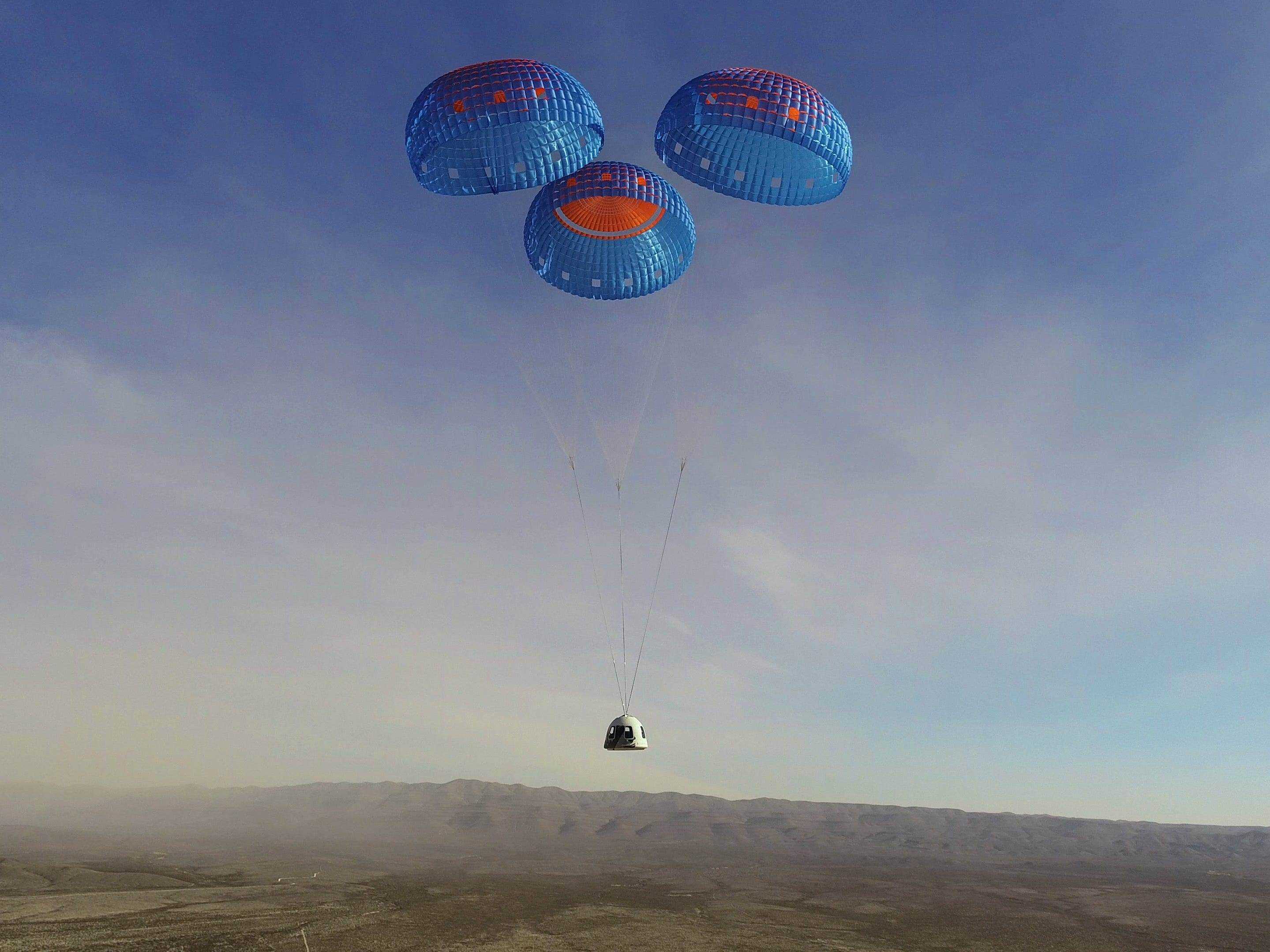 Die Crew-Kapsel von New Shepard landet am 14. Januar am Startplatz One von Blue Origin in Texas mit dem Fallschirm.