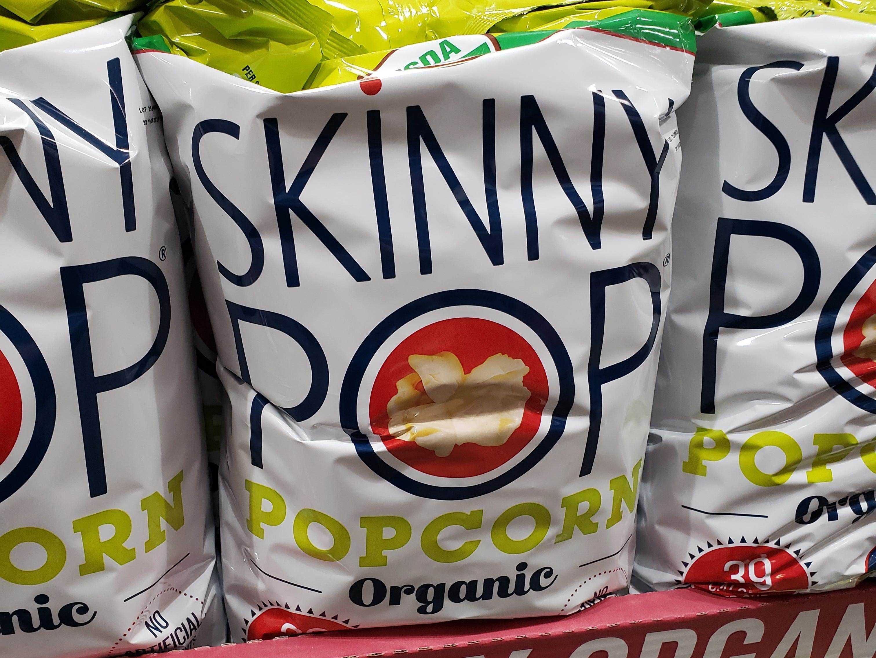 Taschen mit Skinnypop-Popcorn auf dem Display bei Costco