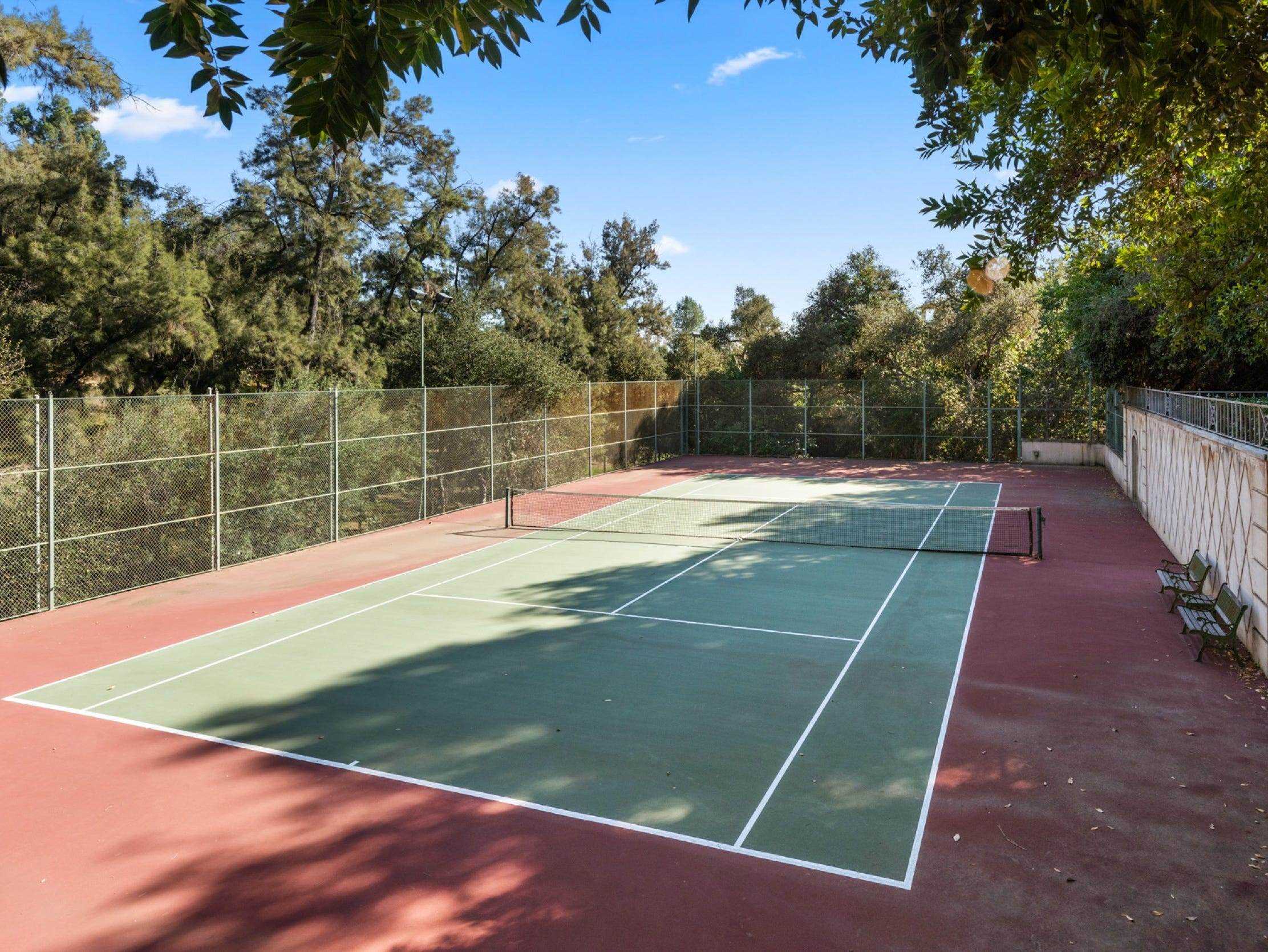 ein tennisplatz in der usc-präsidentenvilla in san marino, kalifornien