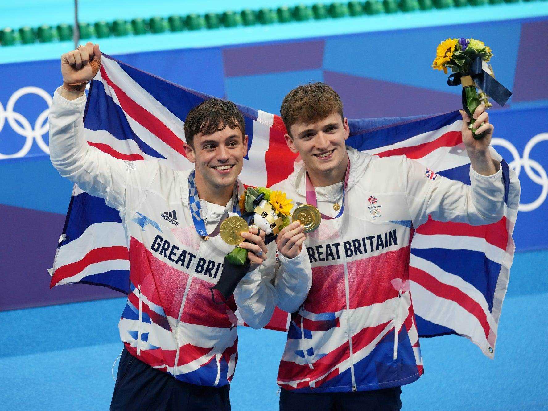 Tom Daley (links) und Matty Lee (rechts) halten bei den Olympischen Spielen 2020 in Tokio ihre Goldmedaillen auf dem Podium.