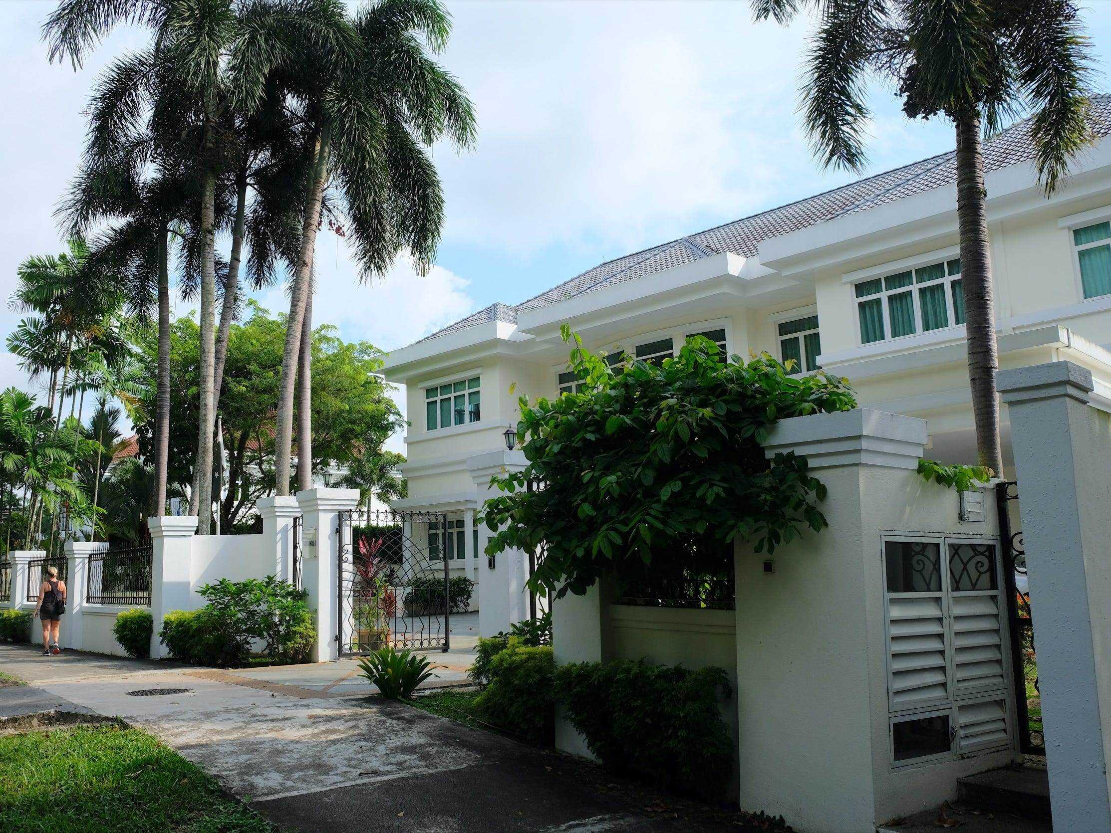 ein weißes Herrenhaus, umgeben von Palmen an der Nassim Road in Singapur