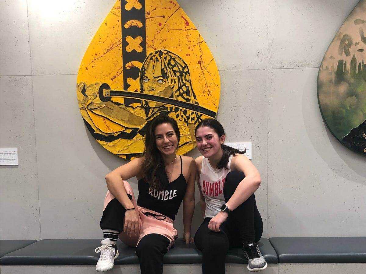 Emily Hein und Rumble Boxing-Trainerin Rachel Oyama