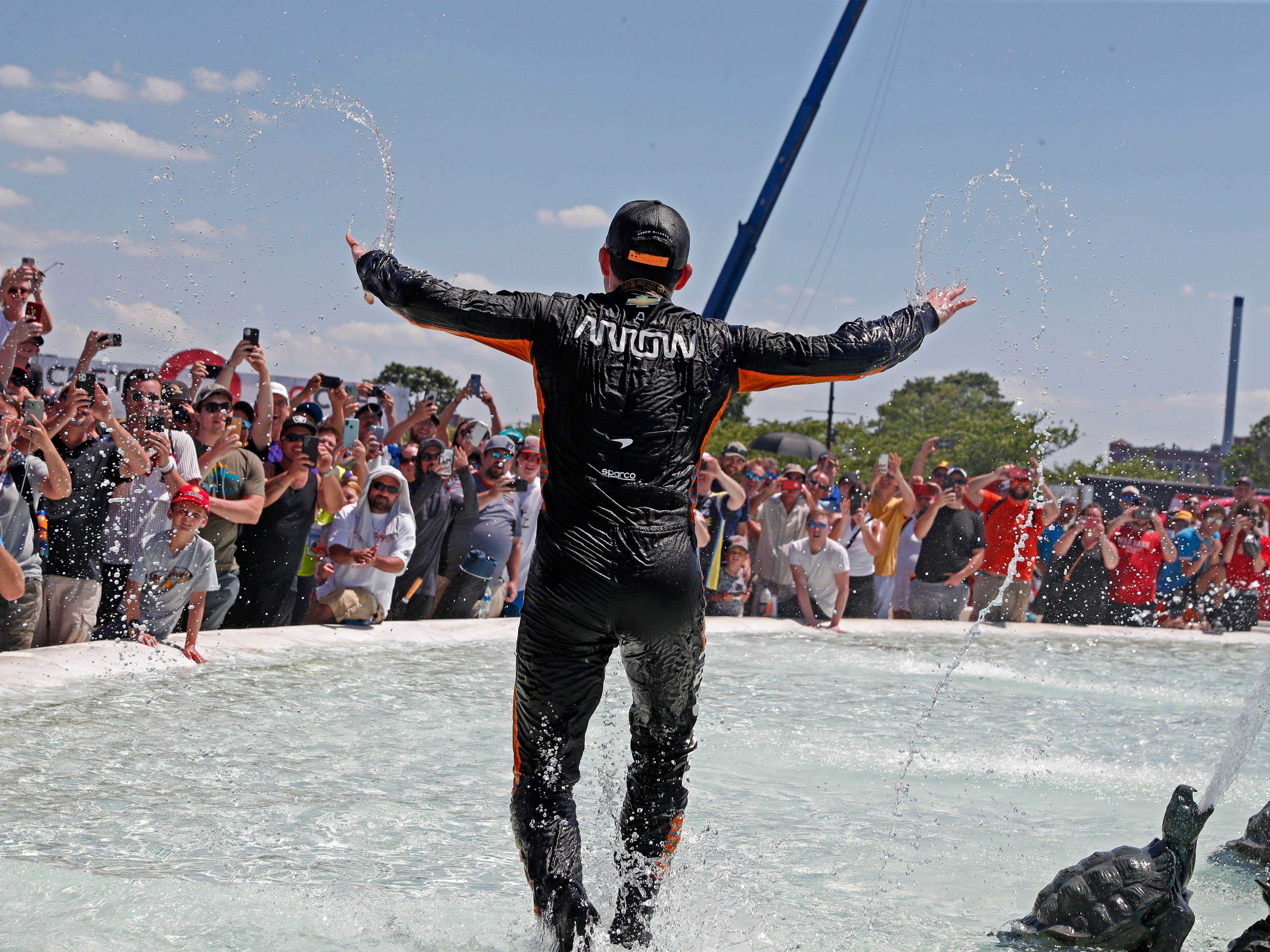 Der Fahrer der Indy-Car-Serie, Pato O'Ward, fährt nach dem Gewinn des Chevrolet Detroit Grand Prix Race 2 im James Scott Memorial-Brunnen
