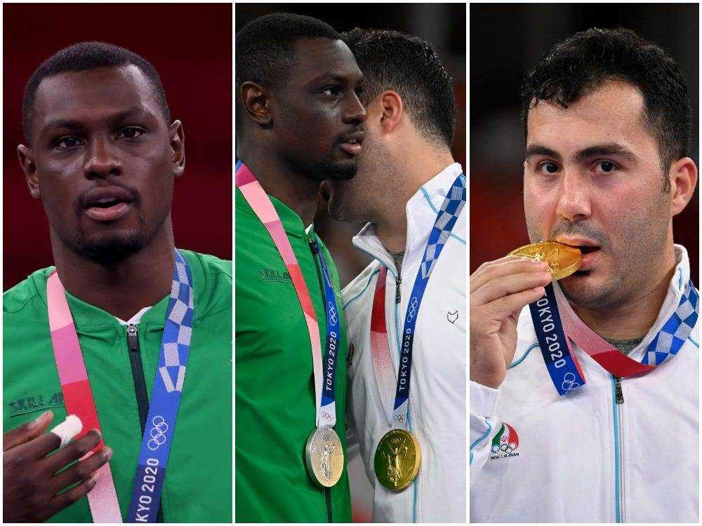 Tareg Hamedi aus Saudi-Arabien und Sajad Ganjzadeh aus Iran sammeln ihre Medaillen nach dem Karate-Finale.