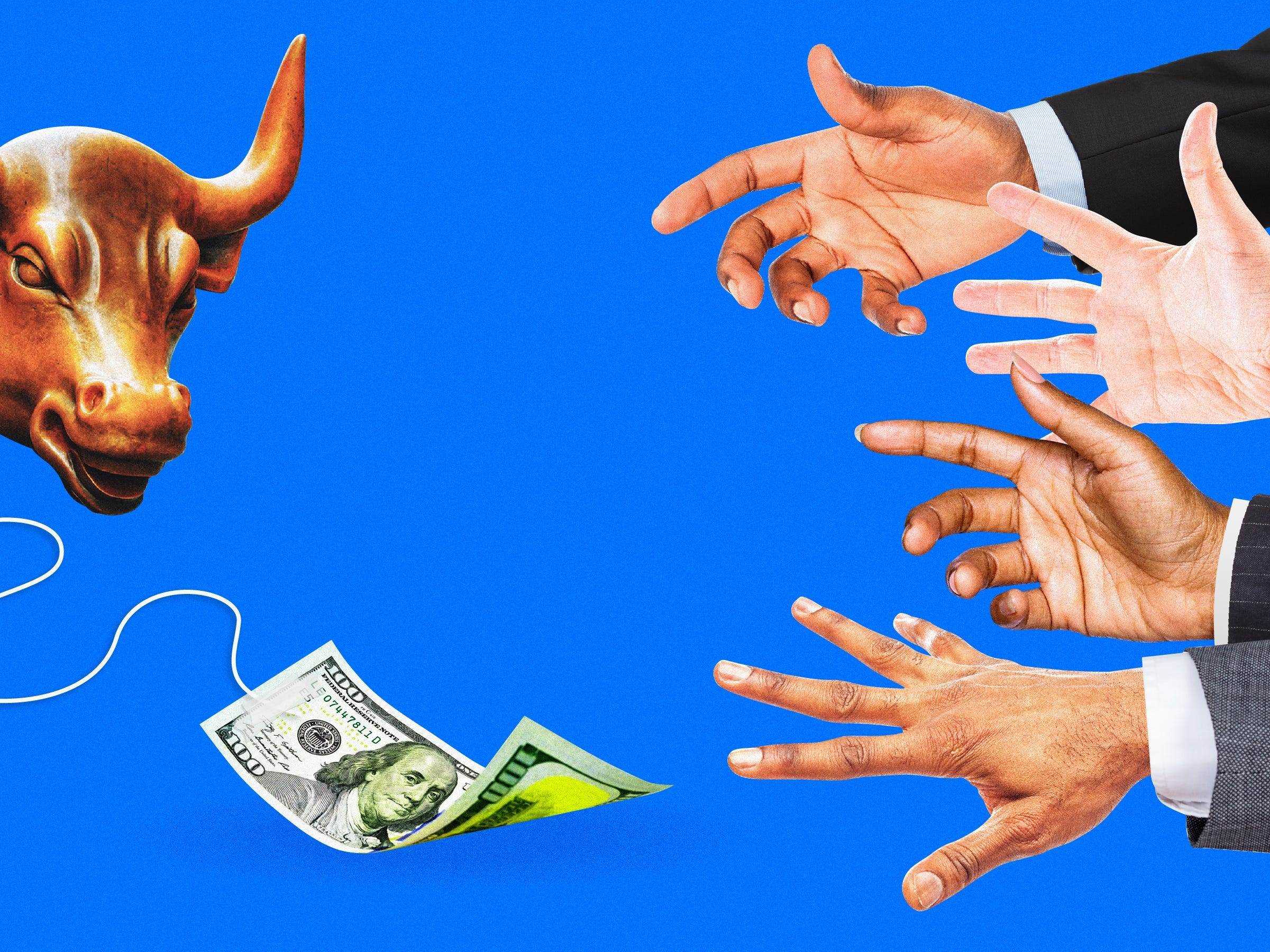 Der Wall-Street-Bulle verlockt passende Hände mit einem Hundert-Dollar-Schein auf blauem Hintergrund