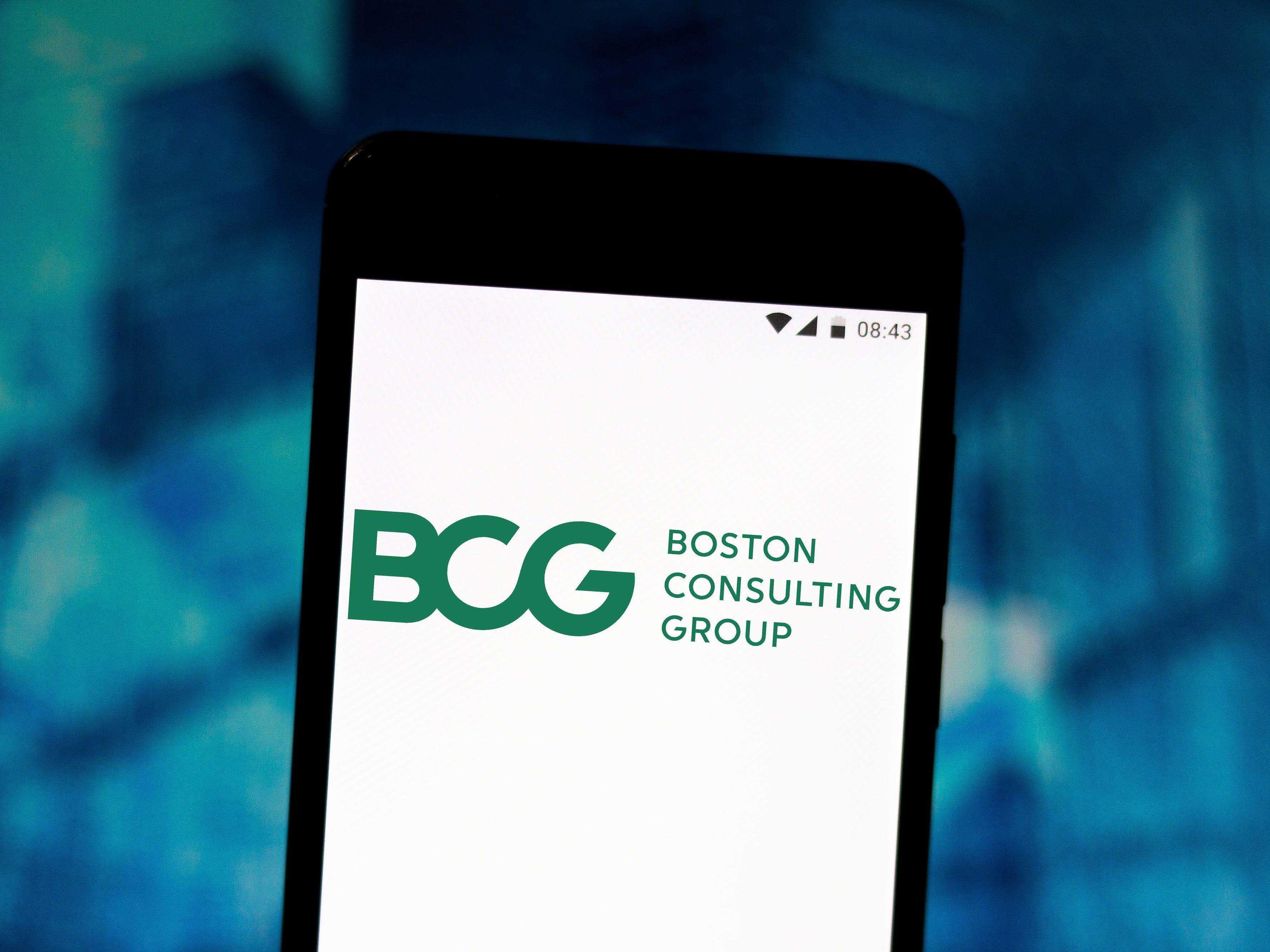 GettyImages 1155294623 BRASILIEN - 2019/07/11: In dieser Abbildung ist ein Logo der Boston Consulting Group (BCG) auf einem Smartphone zu sehen.  (Fotoillustration von Rafael Henrique/SOPA Images/LightRocket über Getty Images)