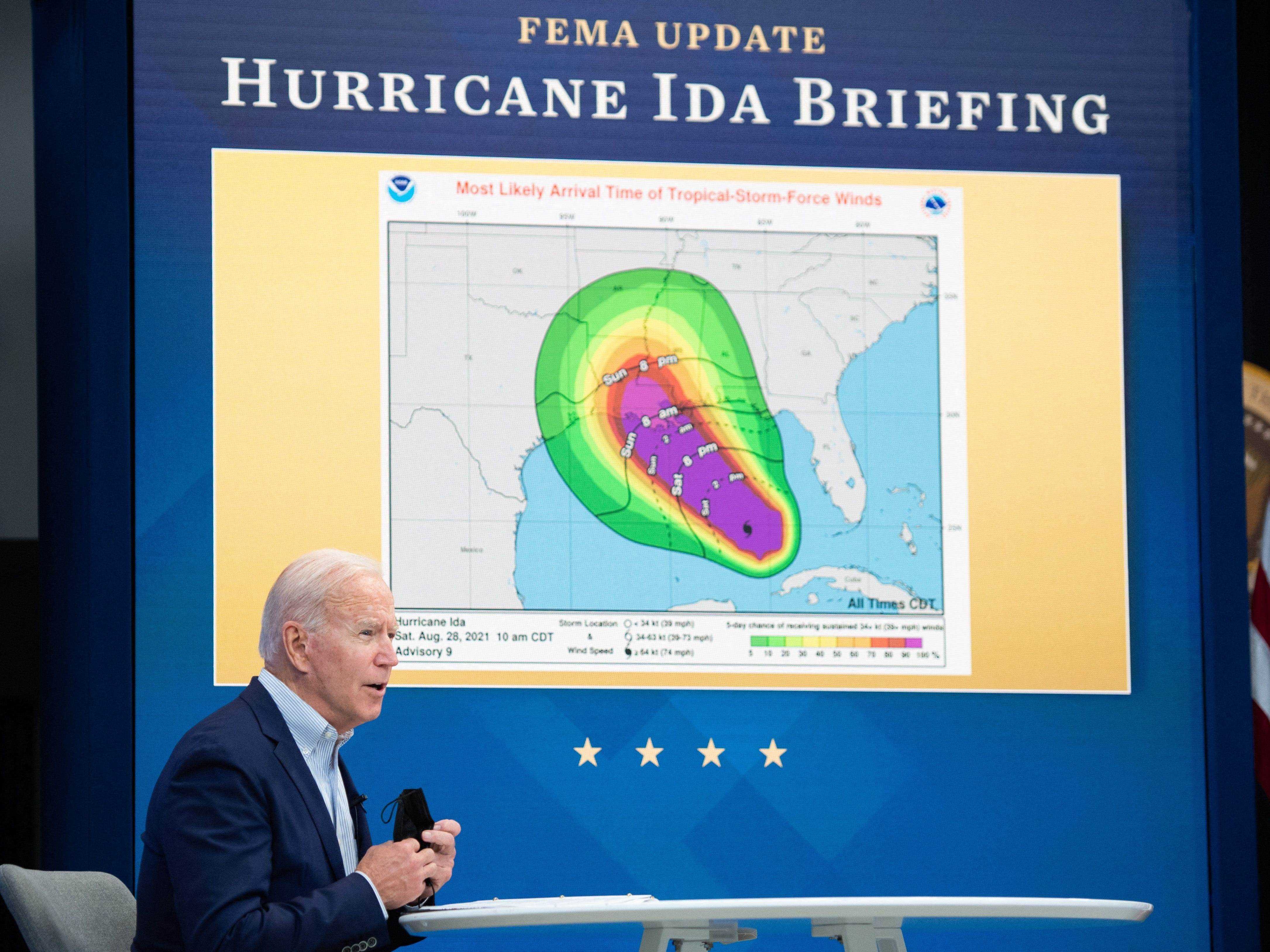 US-Präsident Joe Biden spricht während eines virtuellen Briefings von Beamten der Federal Emergency Management Agency über die Vorbereitungen für den Hurrikan Ida am 28. August 2021 im Auditorium des South Court des Weißen Hauses in Washington, DC.