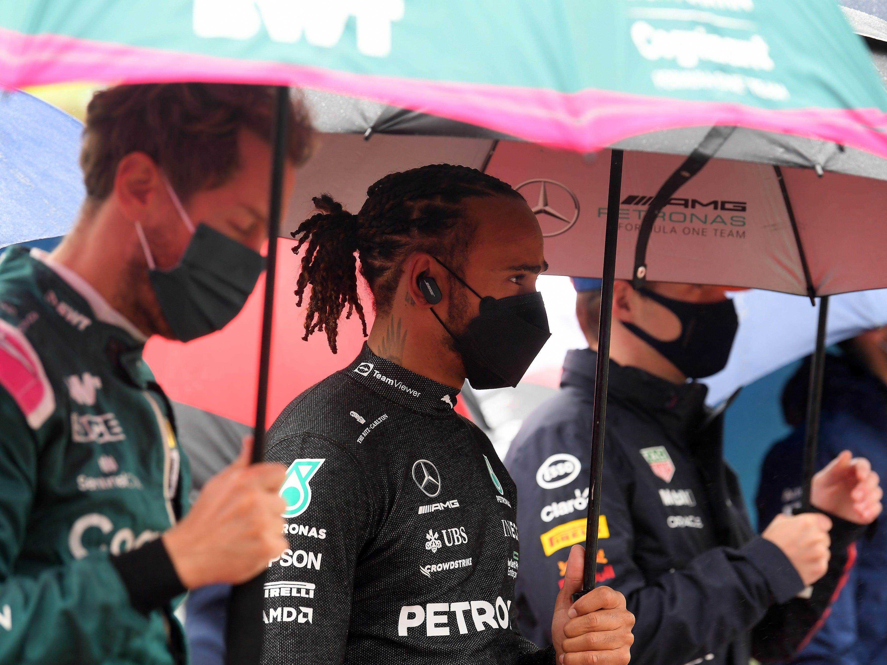 Lewis Hamilton stand beim Großen Preis von Belgien unter einem Regenschirm