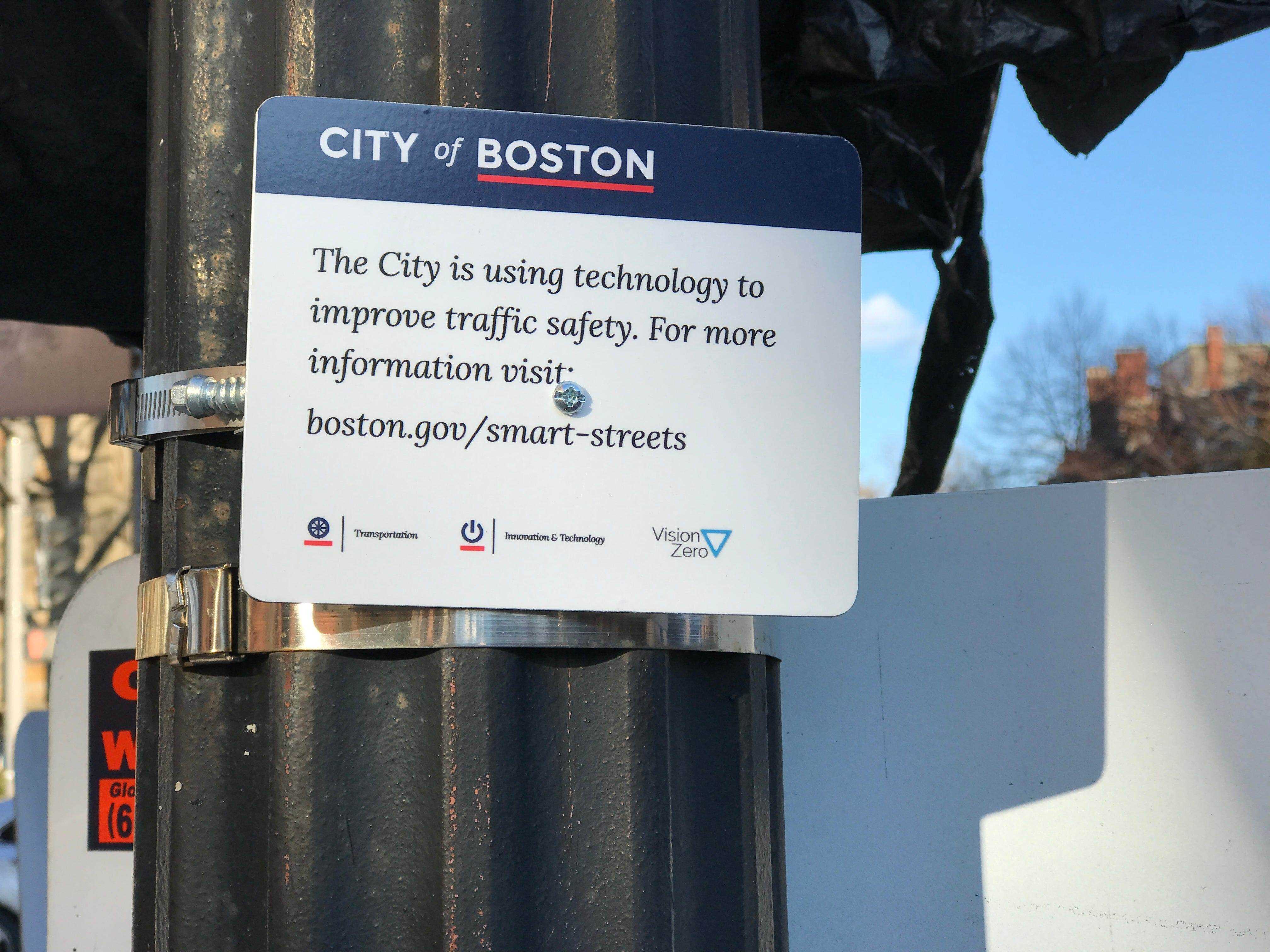 Boston-Straßenschild zur Veranschaulichung seines innovativen Ansatzes zum Verkehrsmanagement