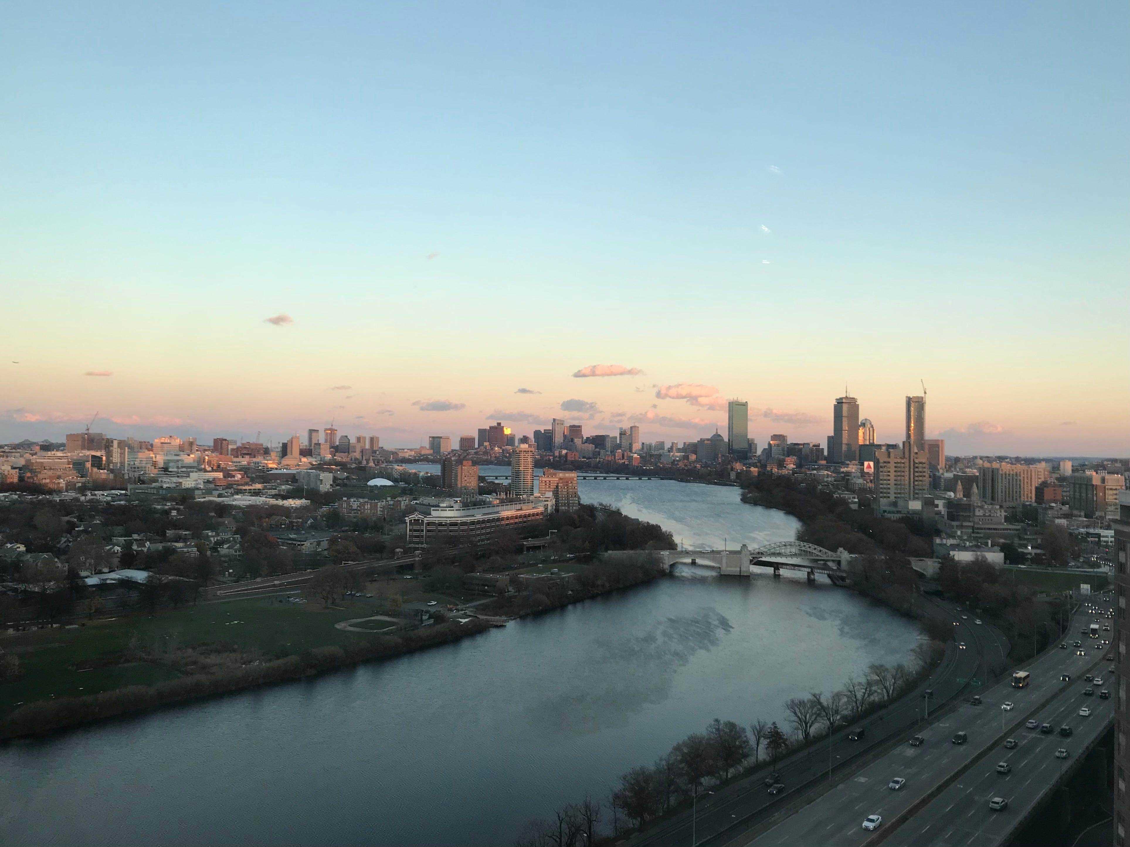 Ein Blick auf den Charles River und die Skyline von Boston von meinem Wohnheim aus.