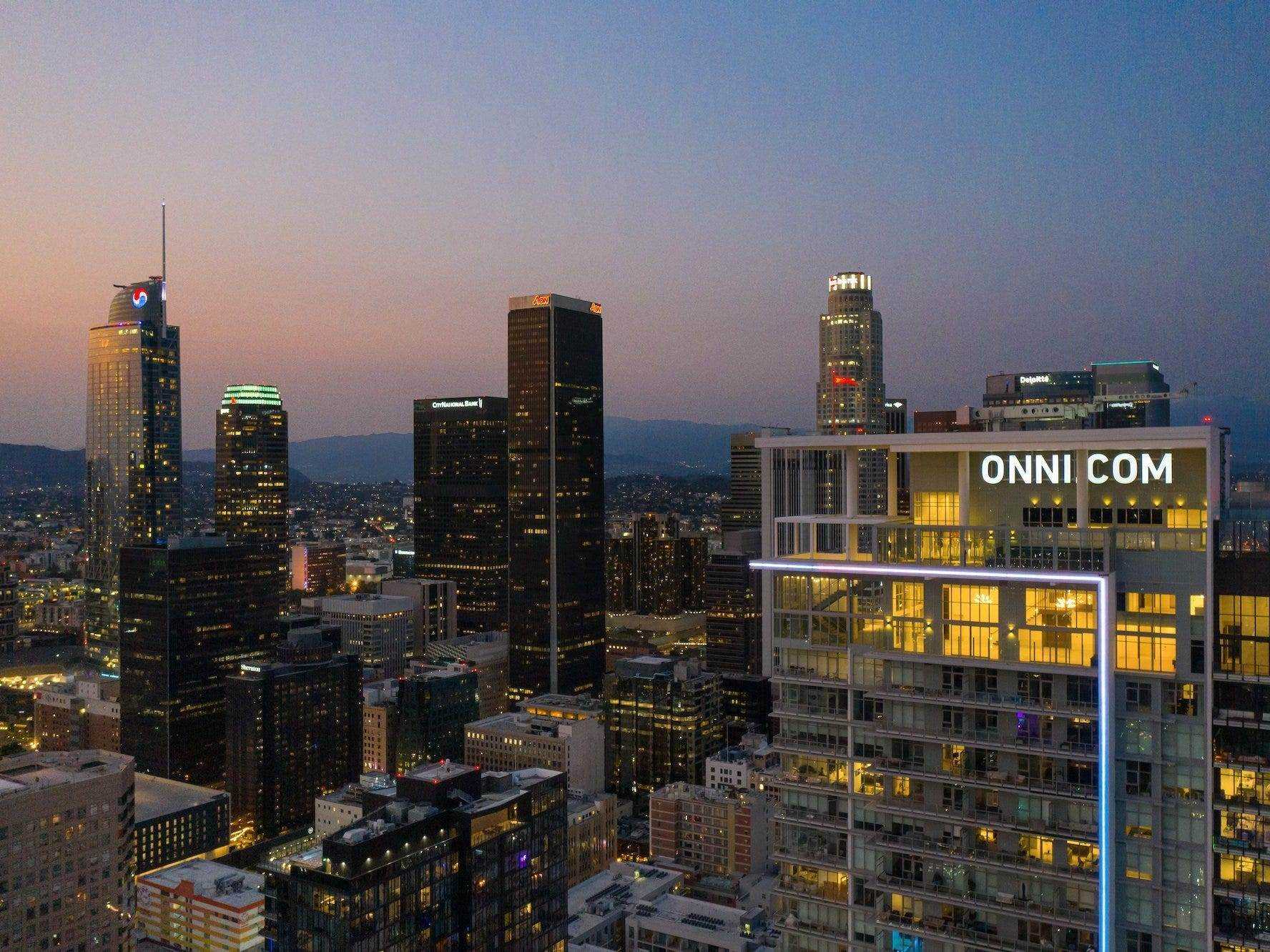 Ein Foto der teuersten Wohnung in LA.  Das Foto zeigt das Wohnhaus an der Skyline von LA in der Abenddämmerung.