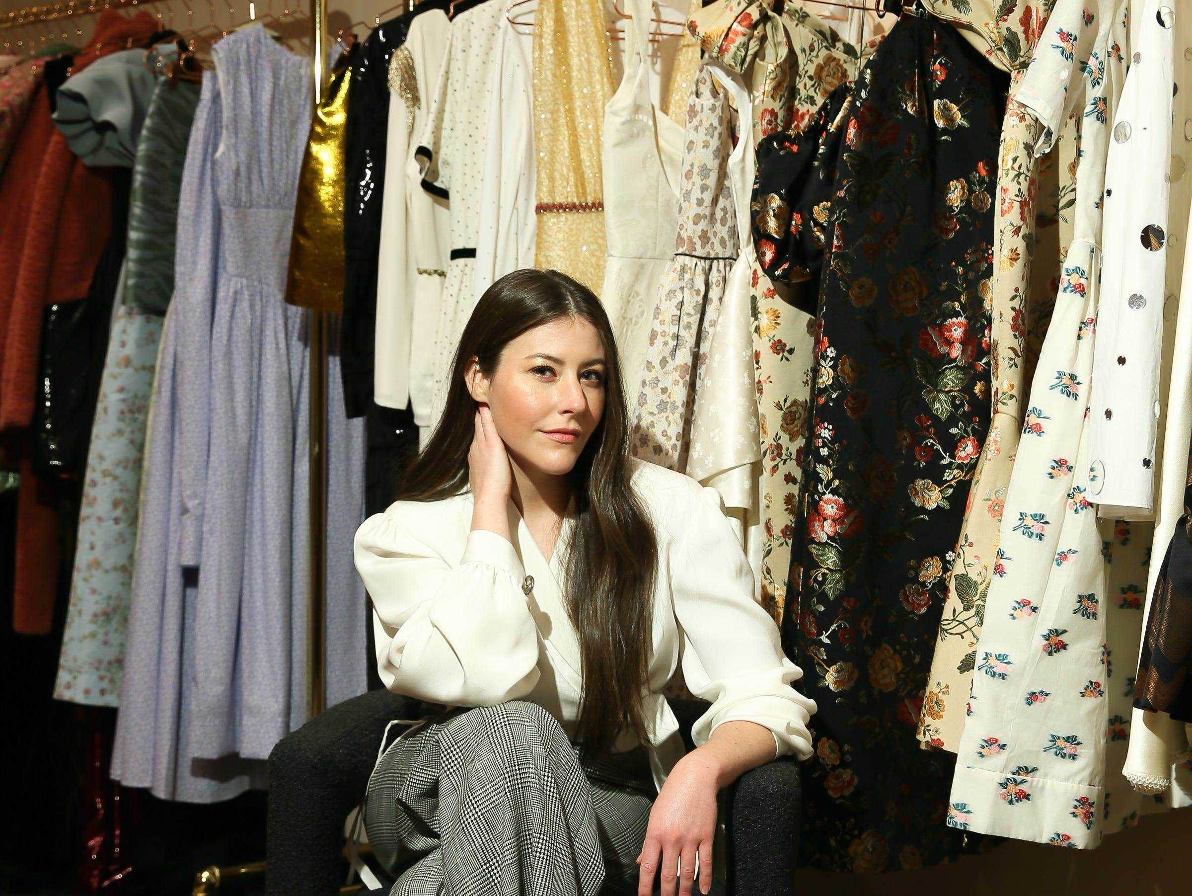 Markarianische Designerin Alexandra O'Neill sitzt vor Kleidung