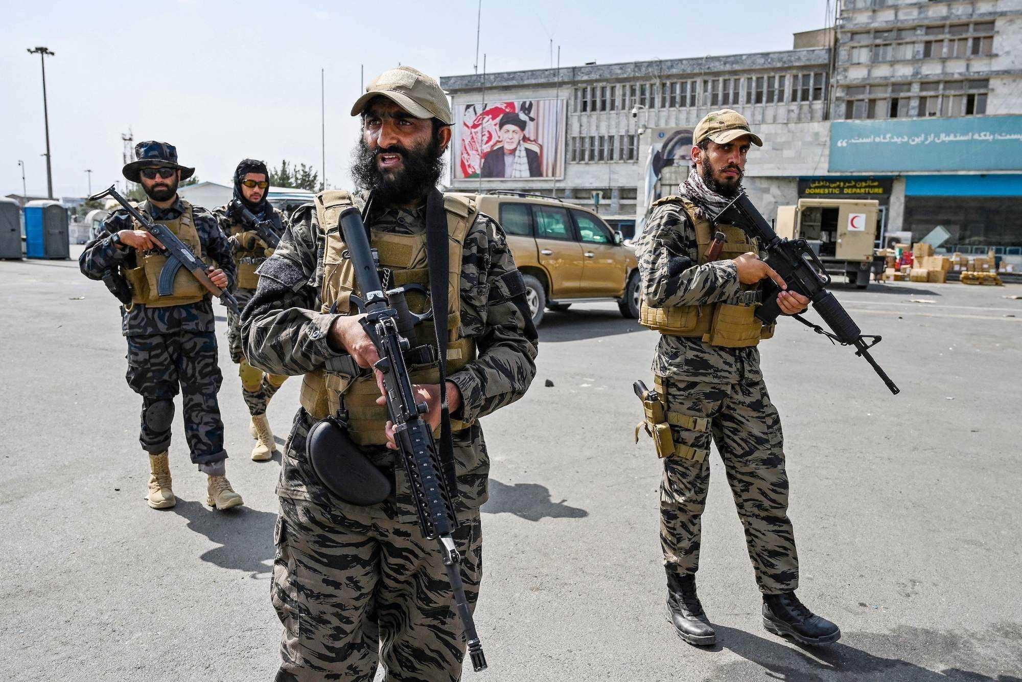 Taliban-Kämpfer mit Waffen vor dem Flughafen von Kabul