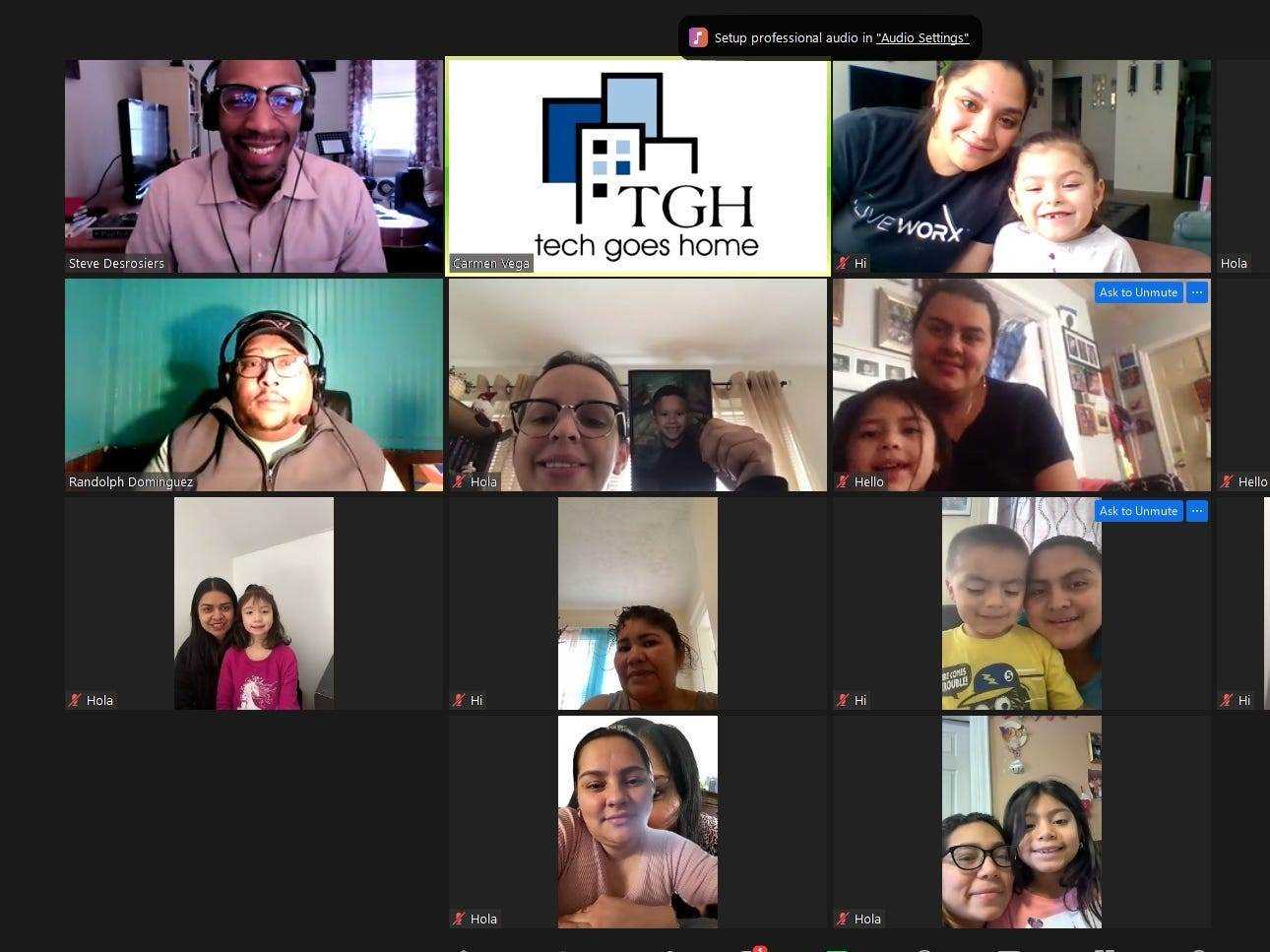 Zoom-Screenshots von Familien, die lernen, Computer zu benutzen