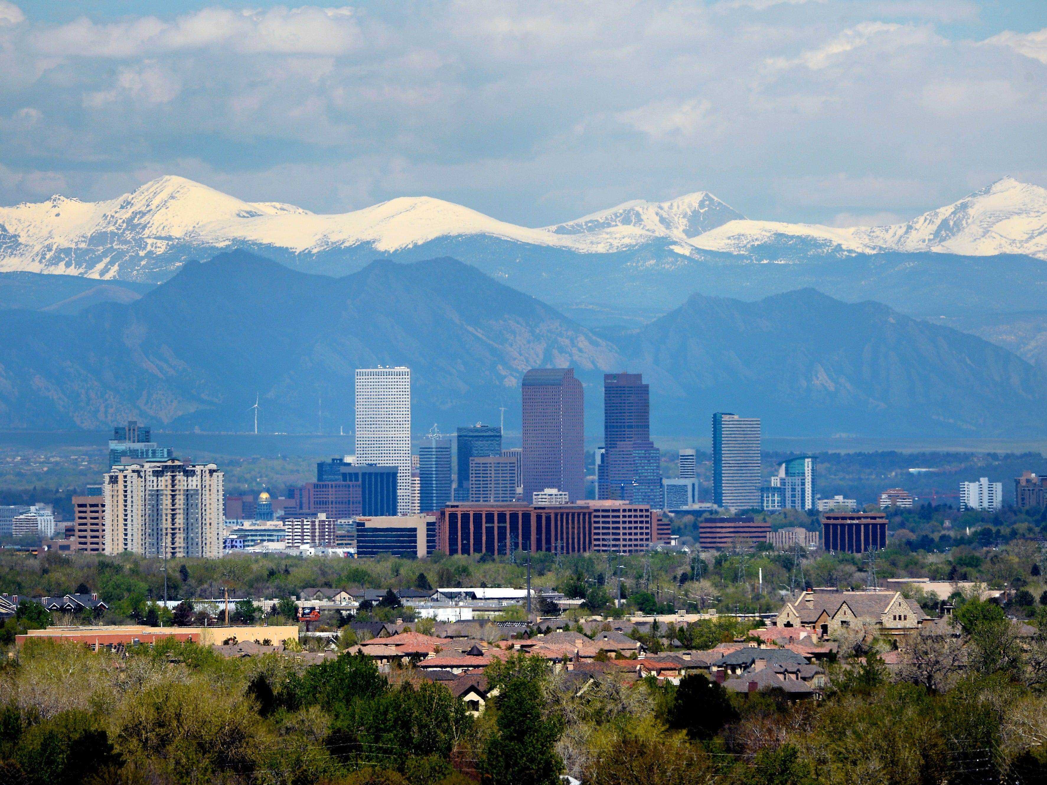 Denver Skyline am 30. April 2015 von der Cherry Creek Dam Road in Denver, Colorado aus gesehen.