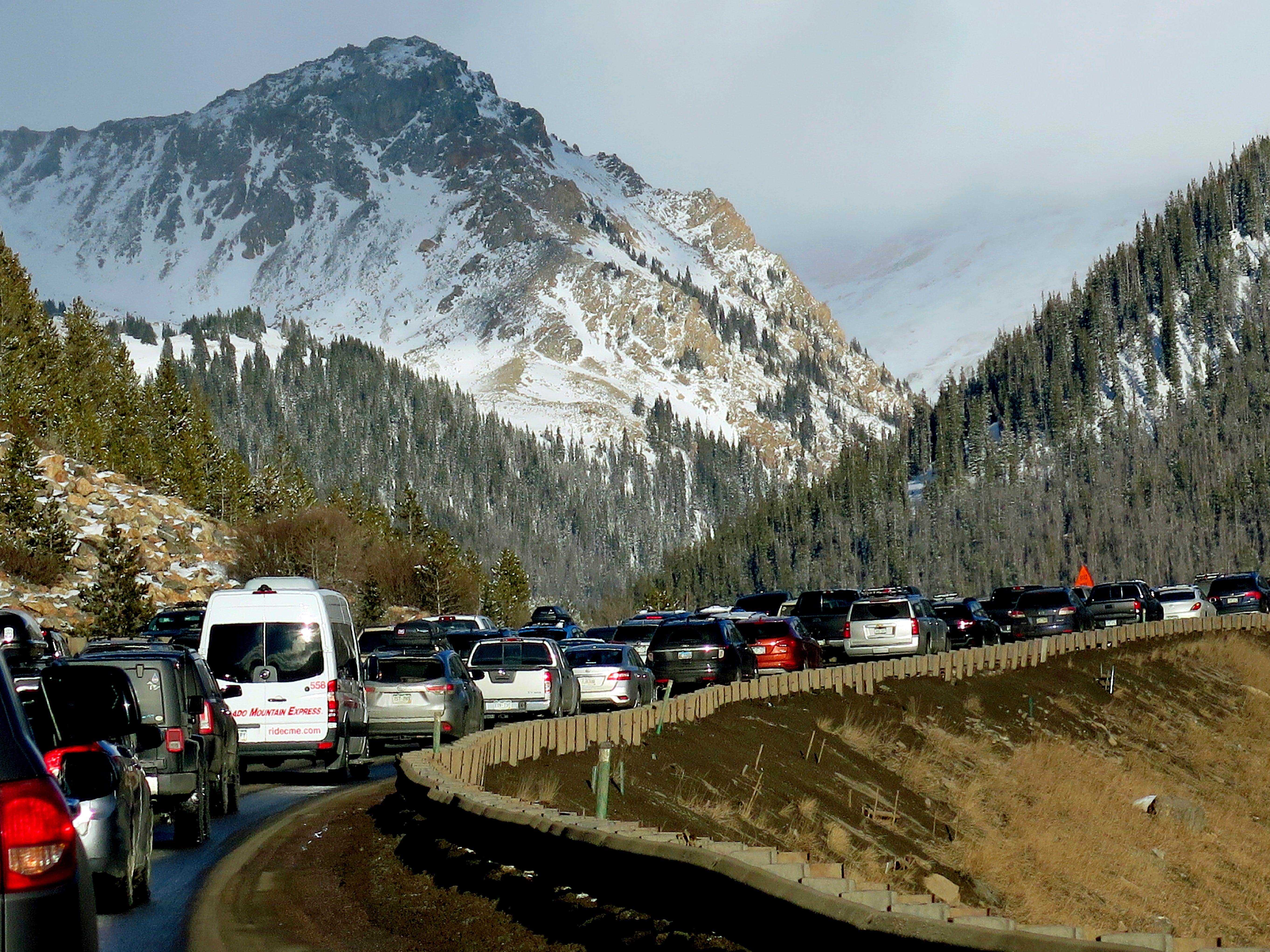 Stoßstange an Stoßstange Verkehr auf der Interstate 70 in Colorado, eine bekannte Szene auf der Hauptstraße, die Denver mit den Bergen verbindet.
