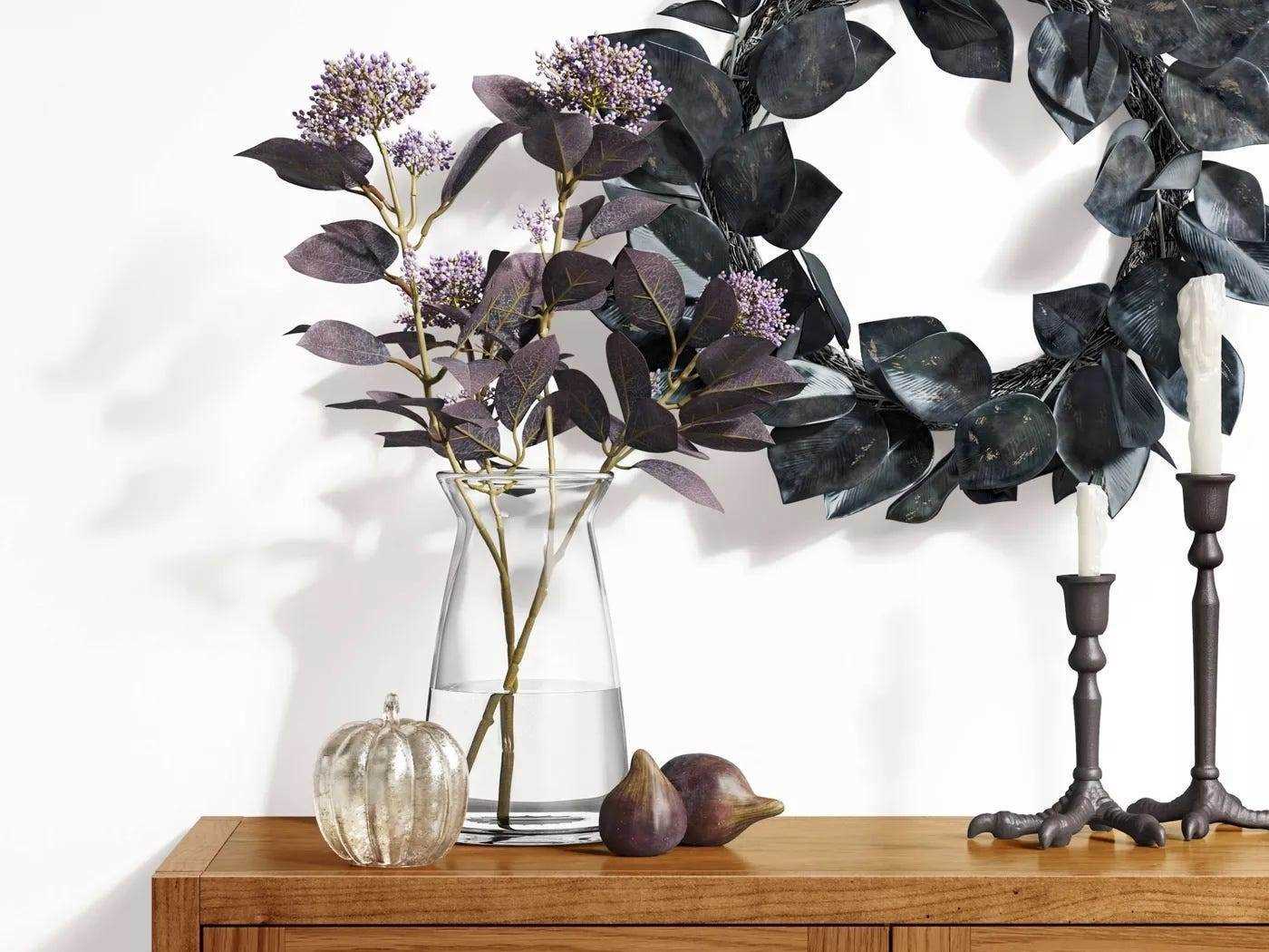 Bild einer Kommode mit lila Kunstblumen in einer Vase, süßeste Herbstdekoration bei Target 2021