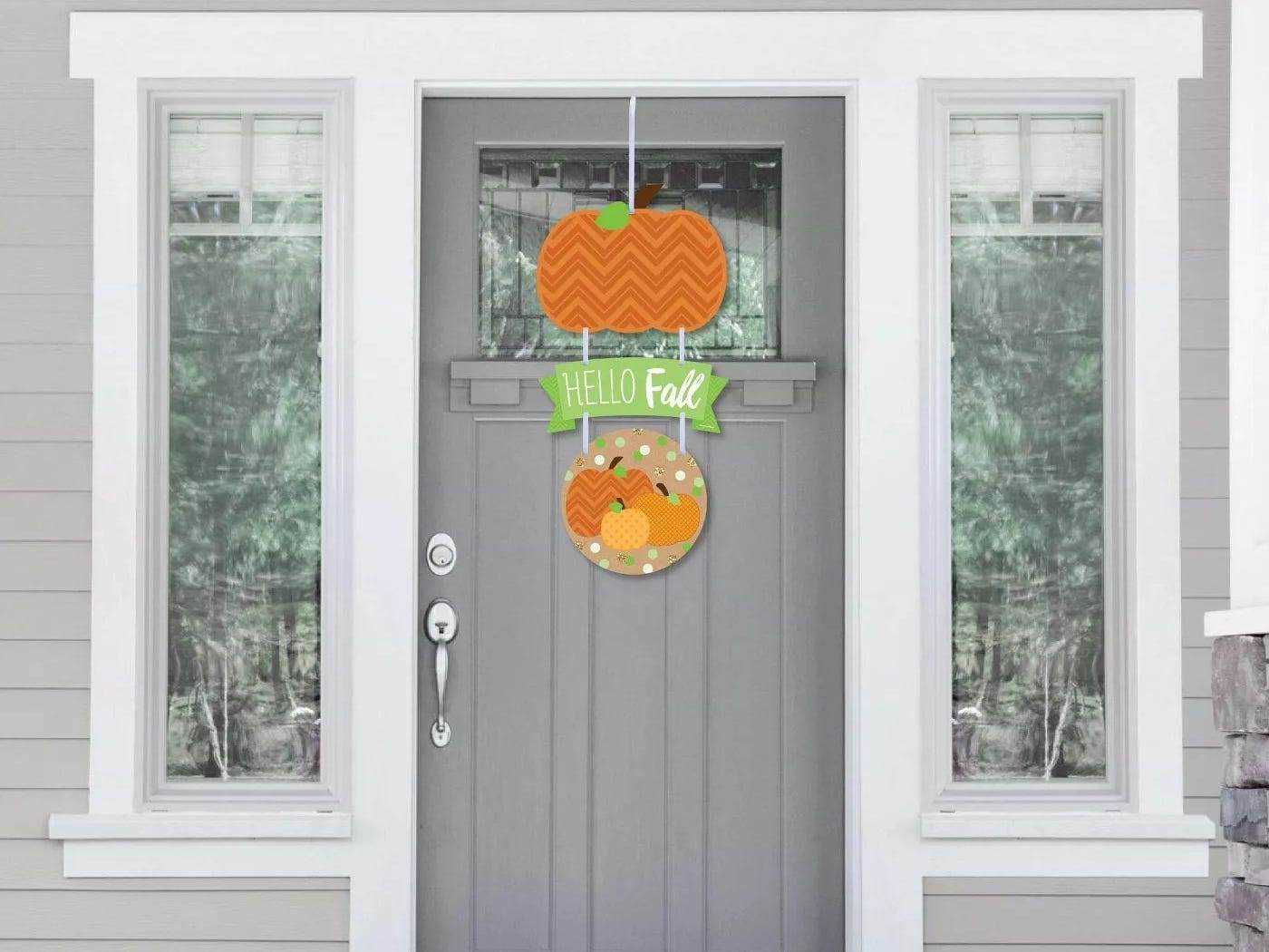 Bild einer Haustür mit einem „Hallo Herbst“-Schild mit Kürbissen darauf, süßeste Herbstdekoration bei Target 2021