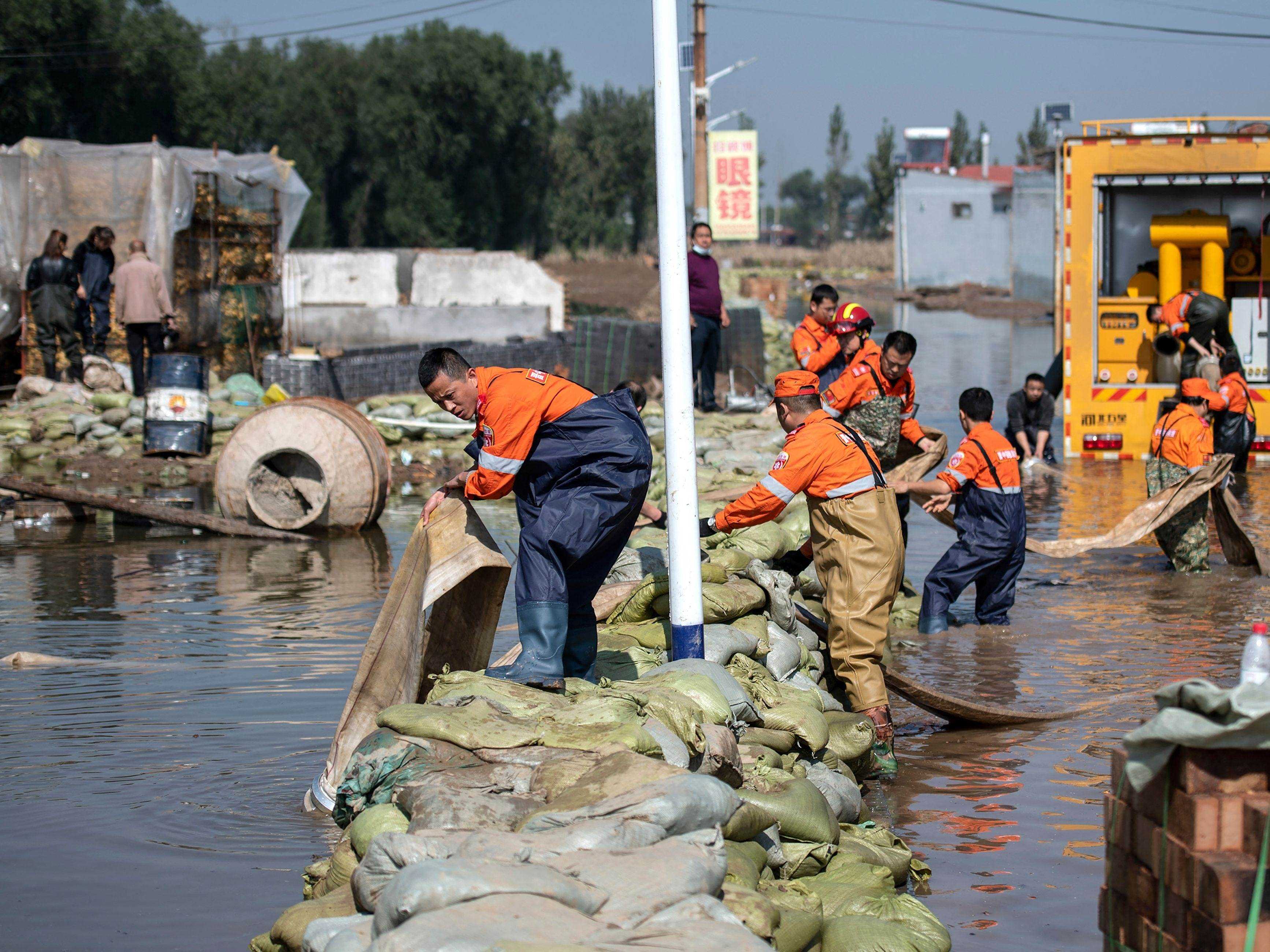 Rettungskräfte bei einer Überschwemmung in China, Provinz Shanxi.