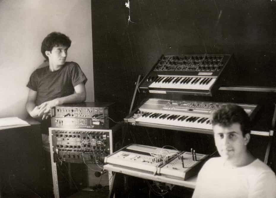 Zoran Jevtić (rechts) und Zoran Vračević mit ihrem Synth-Rig im Jahr 1984.