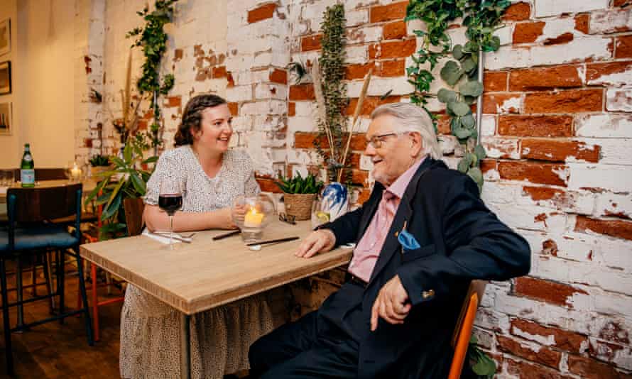 Alex Williams (31) und Robert Jones (69) setzen sich zum Abendessen ins Restaurant Smoking Lobster.  Cowes, Isle Of Wight, Großbritannien.  09.09.2021.