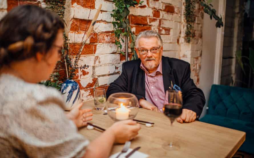 Alex Williams (31) und Robert Jones (69) setzen sich zum Abendessen ins Restaurant Smoking Lobster.  Cowes, Isle Of Wight, Großbritannien.  09.09.2021.