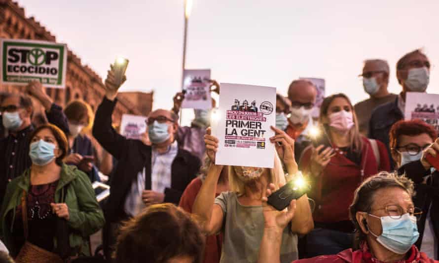 Demonstranten demonstrieren vor dem Hauptsitz des Energiekonzerns Endesa in Spanien gegen steigende Stromrechnungen.