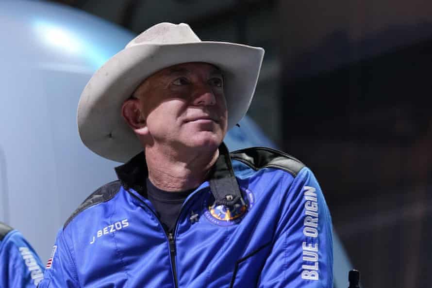 Jeff Bezos trägt während eines Briefings nach der Markteinführung am 20. Juli eine Blue Origins-Jacke und einen Cowboyhut.