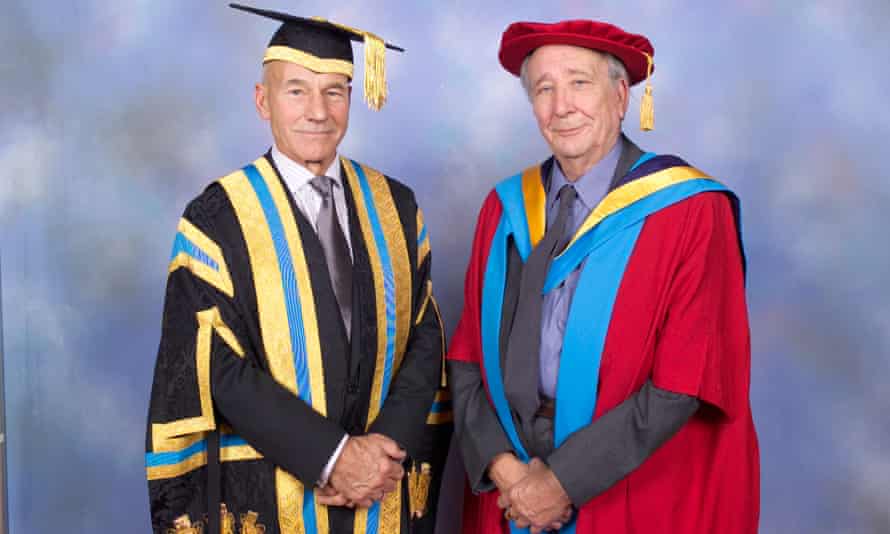 Patrick Stewart und Cecil Dormand im Jahr 2004 bei der Abschlussfeier der University of Huddersfield, als dem pensionierten Schulleiter die Ehrendoktorwürde verliehen wurde. 