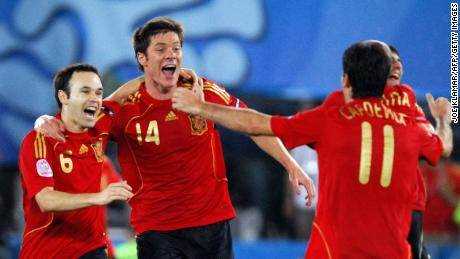 Andres Iniesta, Alonso und Verteidiger Joan Capdevila feiern nach dem Gewinn der Euro 2008.