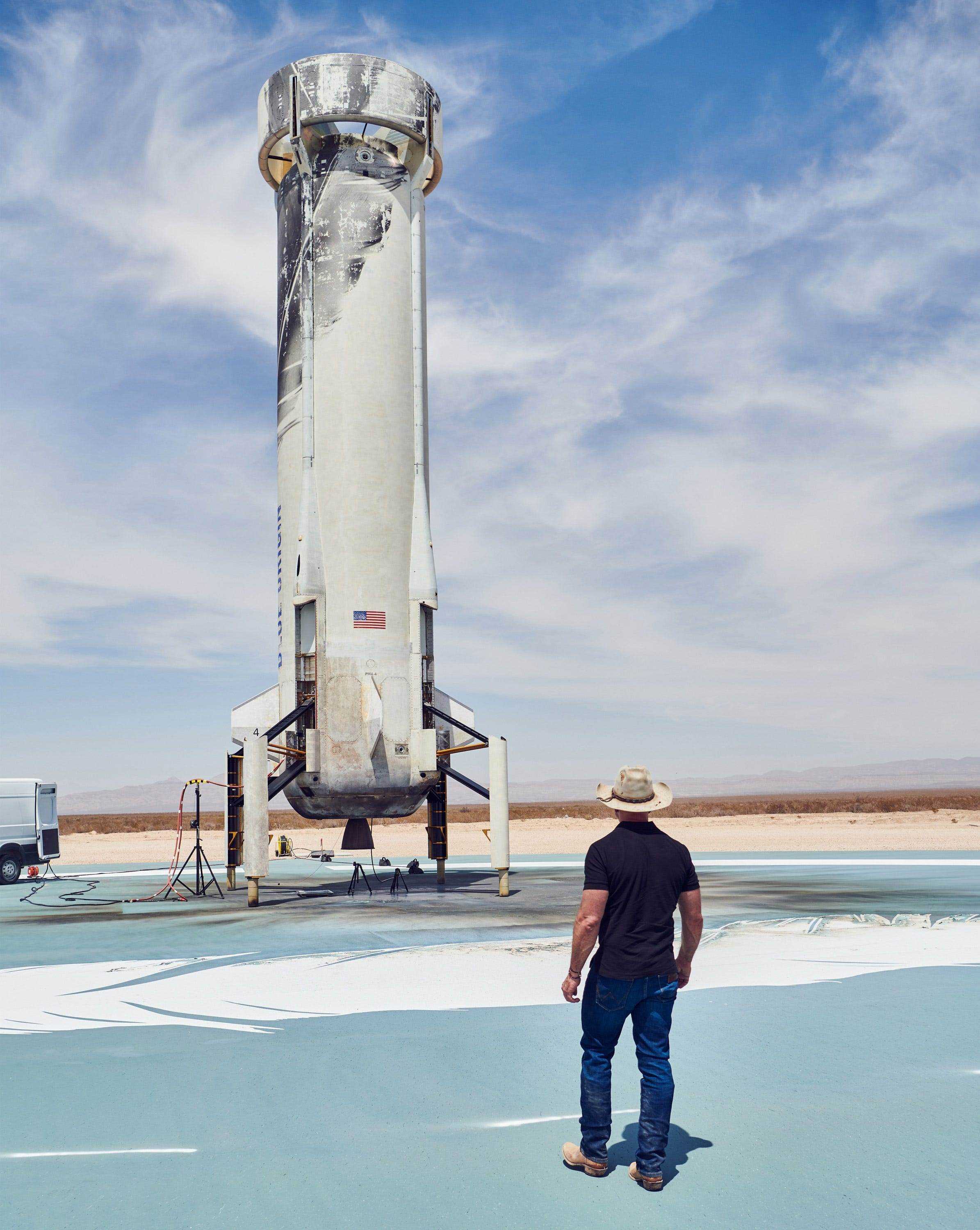 Jeff Bezos inspiziert den neuen Shepard-Raketenbooster von Blue Origin