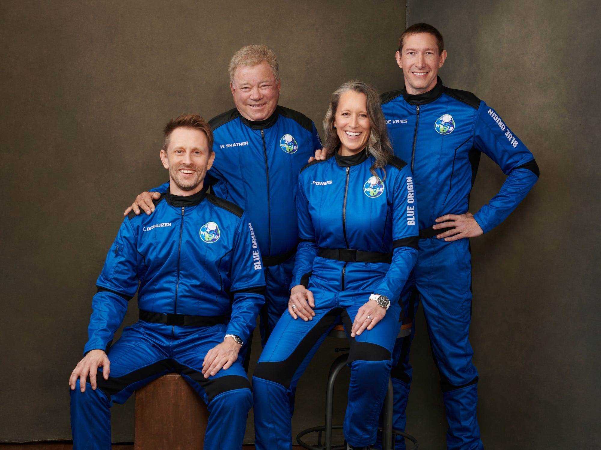 Chris Boshuizen, William Shatner, Audrey Powers und Glen de Vries in blauen Space-Overalls