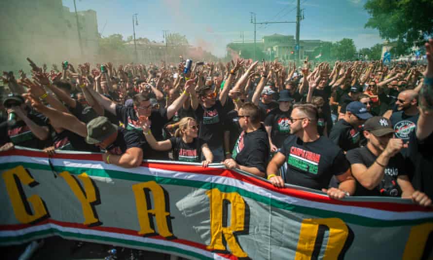 Mitglieder der Karpatenbrigade marschieren im Juni in Budapest zum EM-Spiel Ungarns 2020 gegen Portugal.